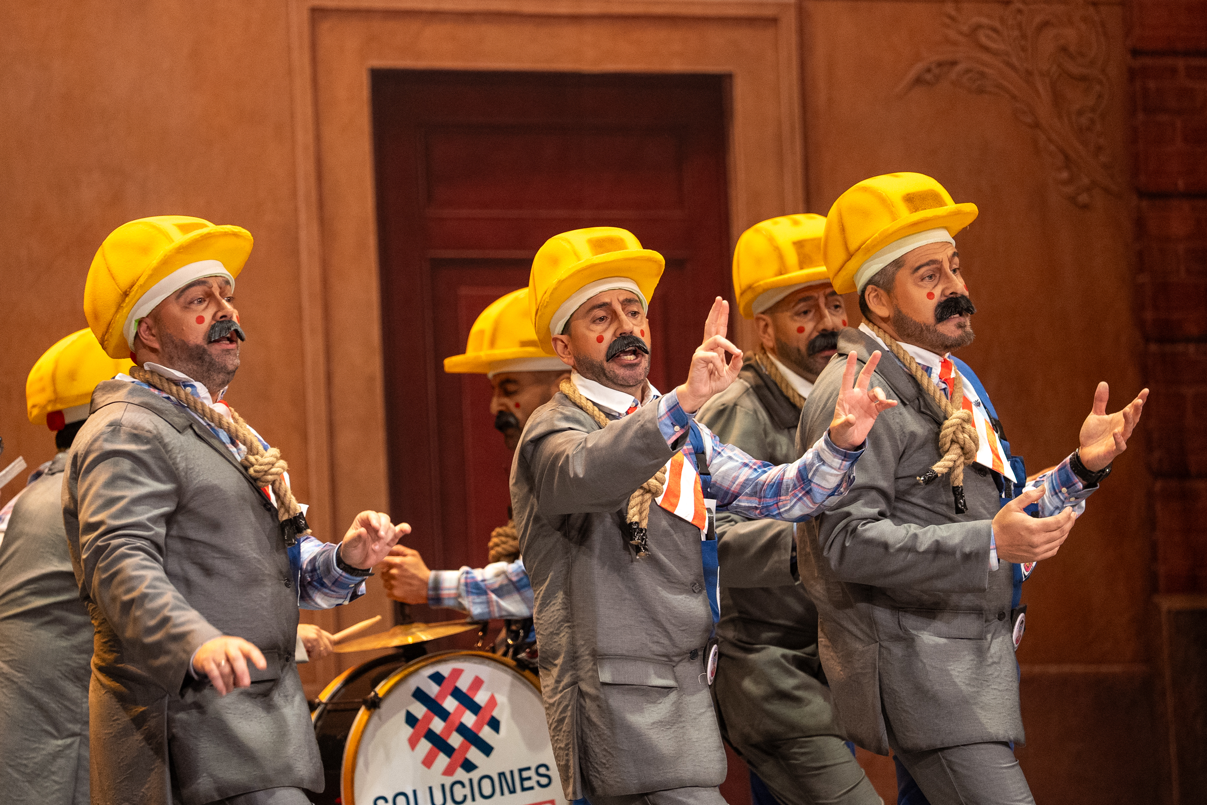 Chirigota, La comunidad autónoma - Preliminares