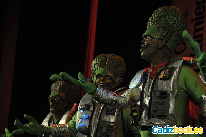 El comandante plutoriano y todos sus marcianos