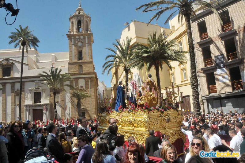 La procesión magna acaparó la atención de miles de cofrades de la capital y de toda su provincia que llenaron las calles de cádiz La procesión magna acaparó la atención de miles de cofrades de la capital y de toda su provincia que llenaron las calles de cádiz