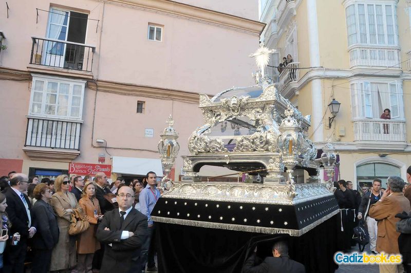 La procesión magna acaparó la atención de miles de cofrades de la capital y de toda su provincia que llenaron las calles de cádiz La procesión magna acaparó la atención de miles de cofrades de la capital y de toda su provincia que llenaron las calles de cádiz