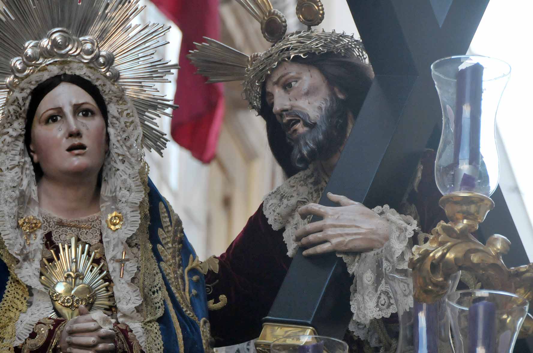 La hermandad de los afligidos traslada en vía crucis el paso de misterio hacia la catedral para la procesión magna