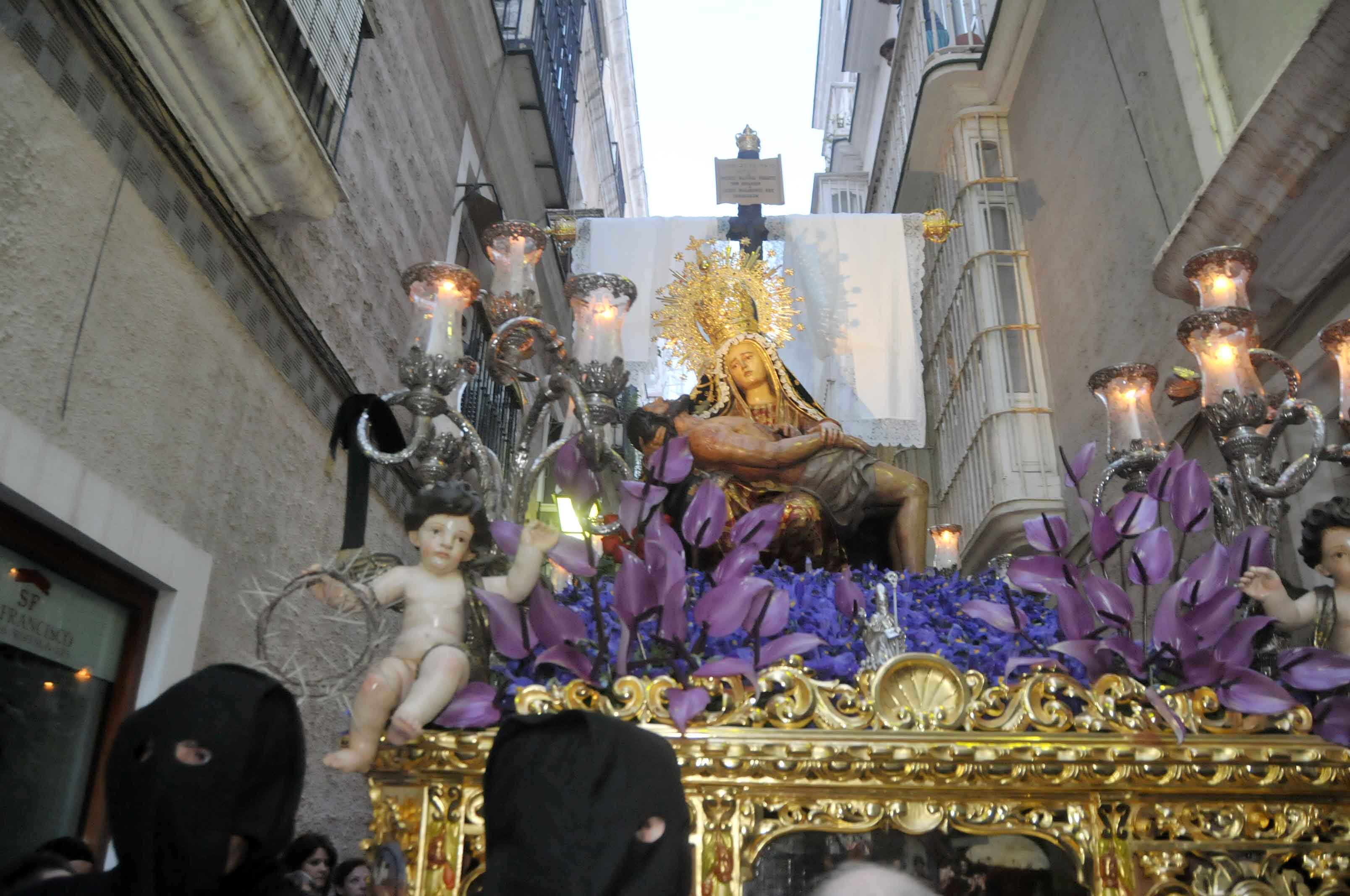 La virgen de las angustias escuchó los cánticos de las monjas del rebaño de maría y salpicó de amor y devoción las calles de la ciudad La virgen de las angustias escuchó los cánticos de las monjas del rebaño de maría y salpicó de amor y devoción las calles de la ciudad