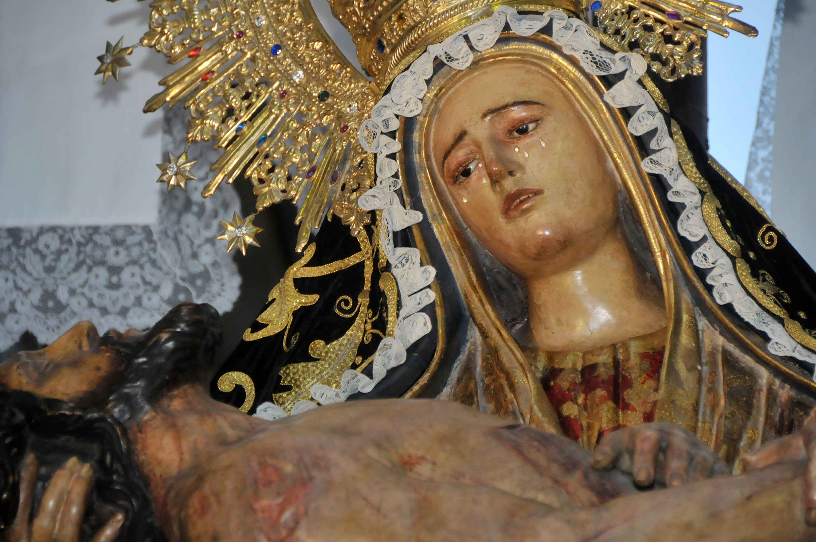 La virgen de las angustias escuchó los cánticos de las monjas del rebaño de maría y salpicó de amor y devoción las calles de la ciudad La virgen de las angustias escuchó los cánticos de las monjas del rebaño de maría y salpicó de amor y devoción las calles de la ciudad