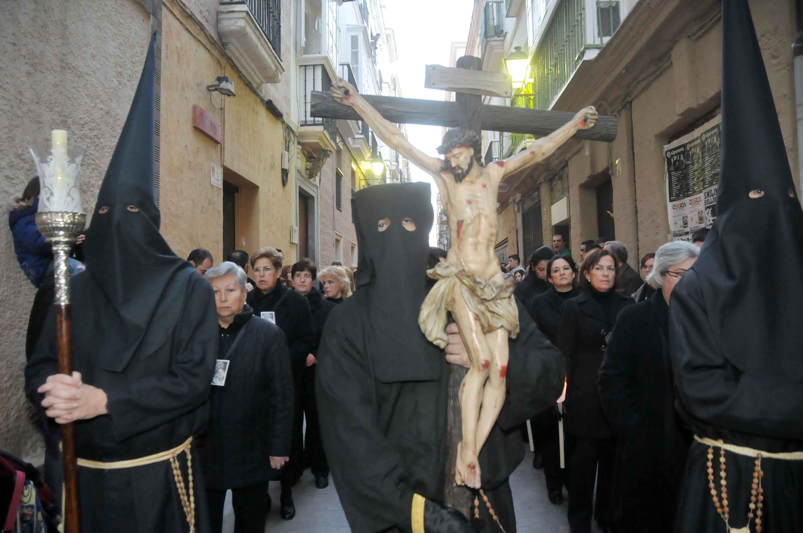 La virgen de las angustias escuchó los cánticos de las monjas del rebaño de maría y salpicó de amor y devoción las calles de la ciudad La virgen de las angustias escuchó los cánticos de las monjas del rebaño de maría y salpicó de amor y devoción las calles de la ciudad