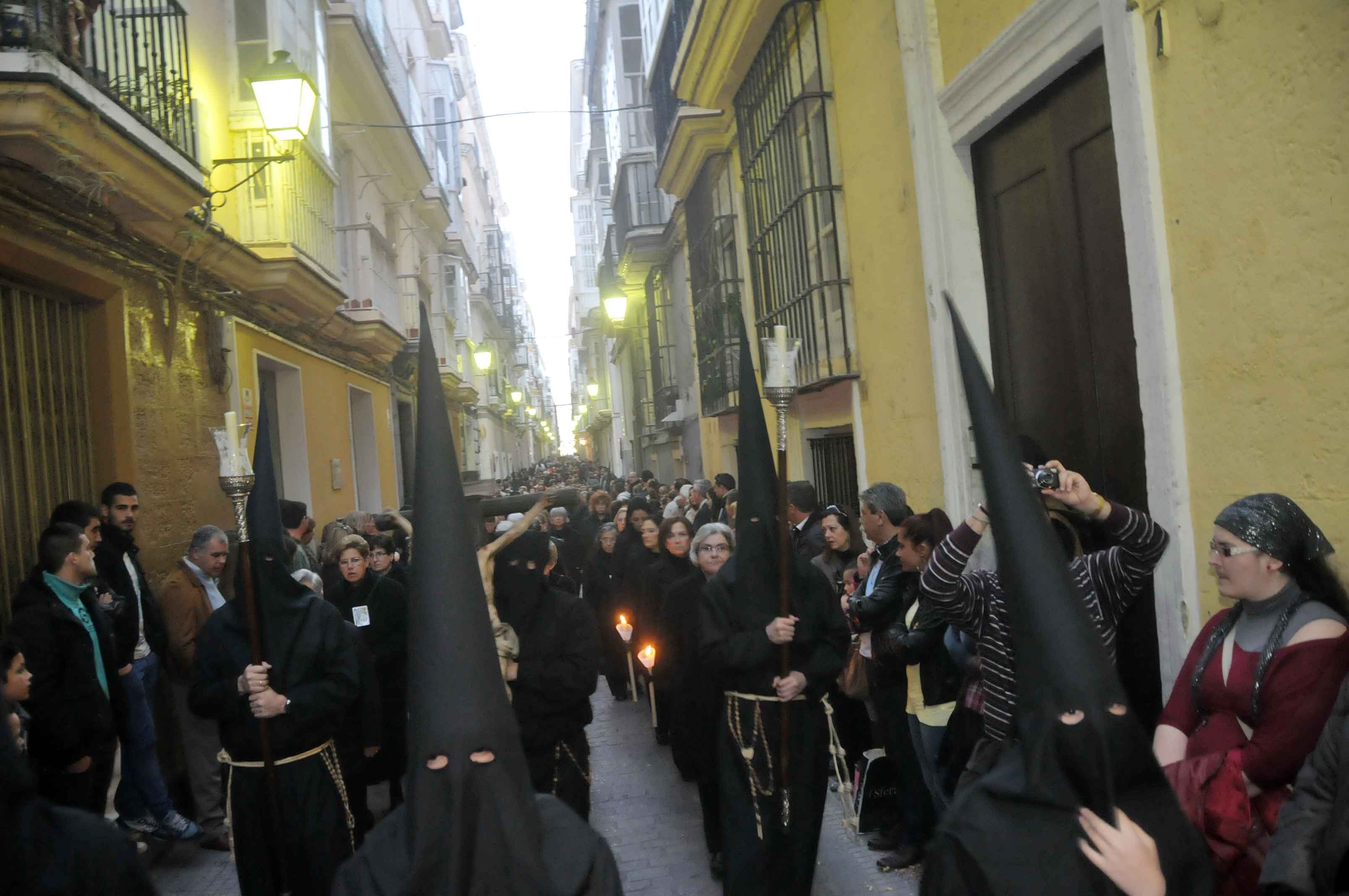 La virgen de las angustias escuchó los cánticos de las monjas del rebaño de maría y salpicó de amor y devoción las calles de la ciudad La virgen de las angustias escuchó los cánticos de las monjas del rebaño de maría y salpicó de amor y devoción las calles de la ciudad