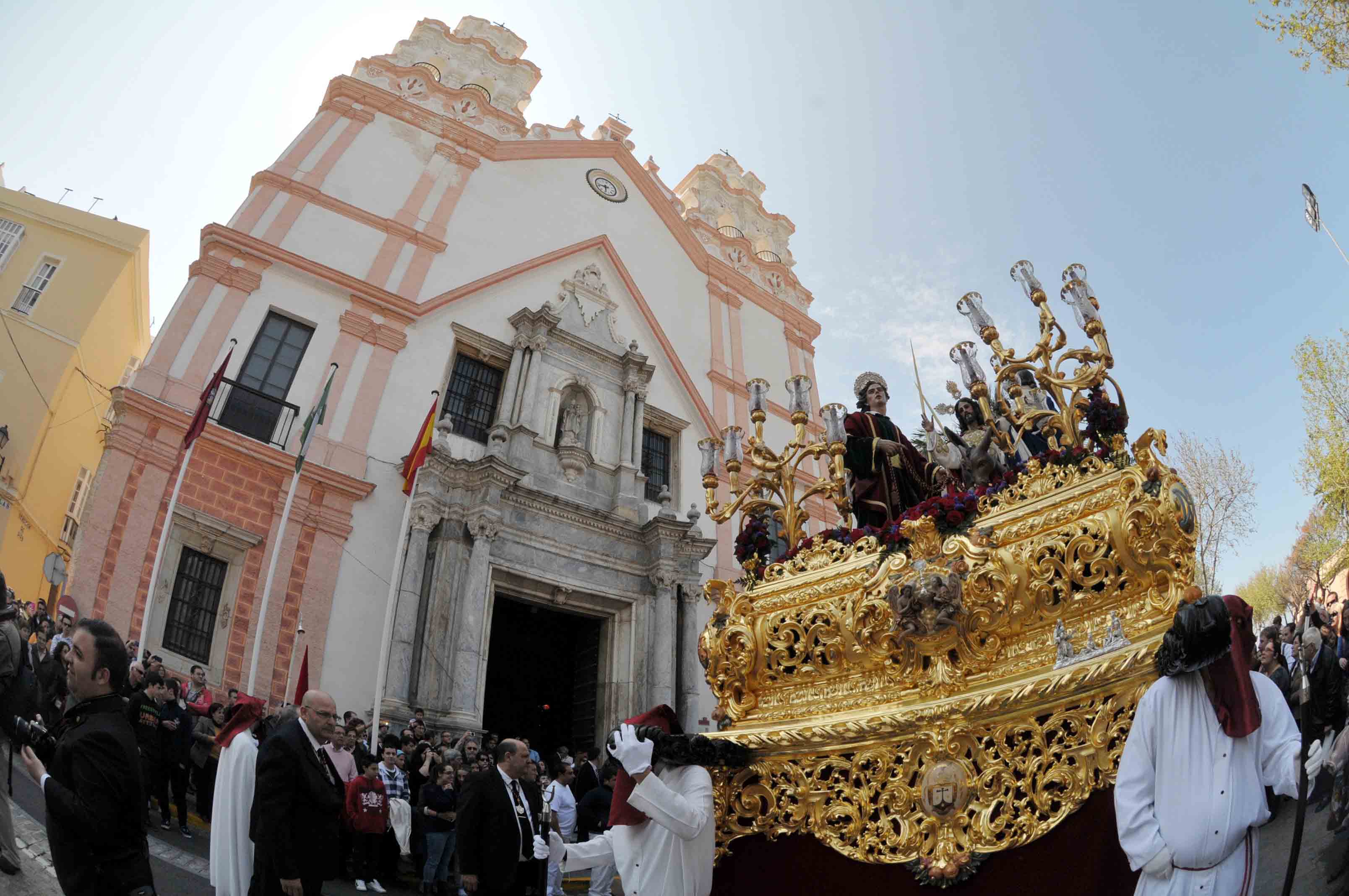 La borriquita llenó de palmas y hosannas la alameda gaditana y todas las calles de su recorrido penitencial La borriquita llenó de palmas y hosannas la alameda gaditana y todas las calles de su recorrido penitencial