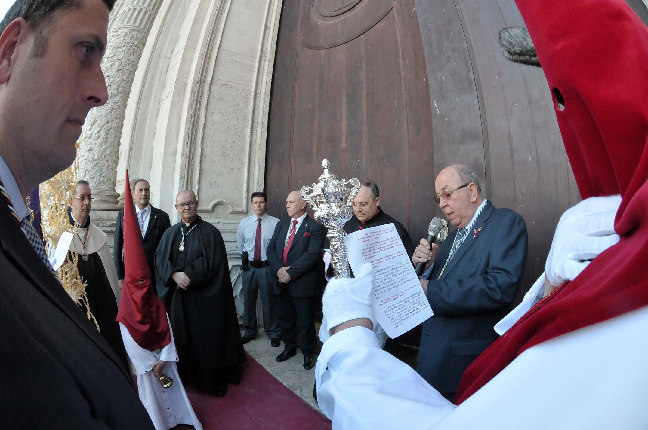 ... y las puertas del carmen se abrieron para que jesús de la paz inicie una nueva semana santa en cádiz