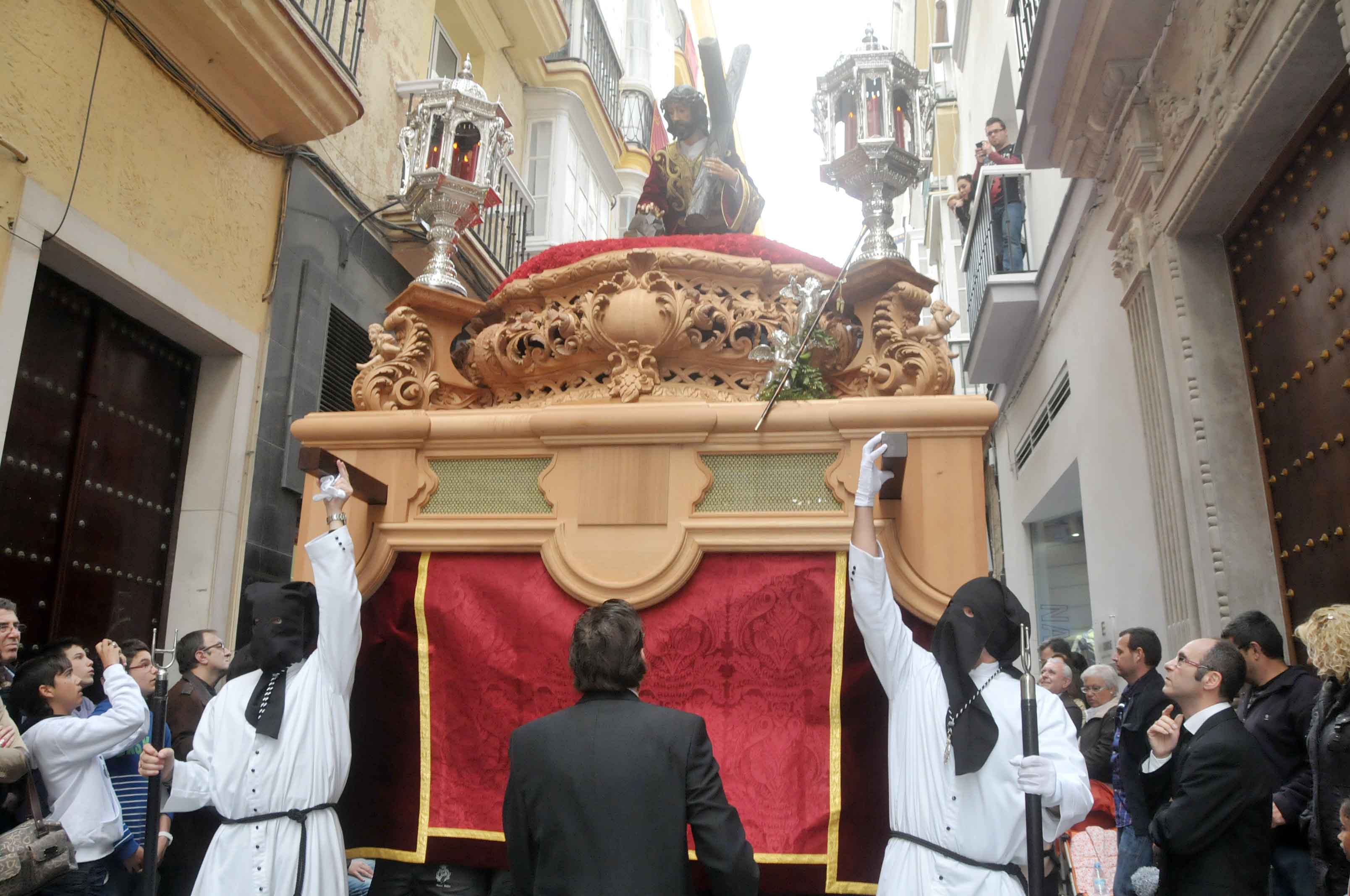 San francisco vuelve a abrir sus puertas en martes santo para la salida procesional de la universitaria hermandad de jesús caído