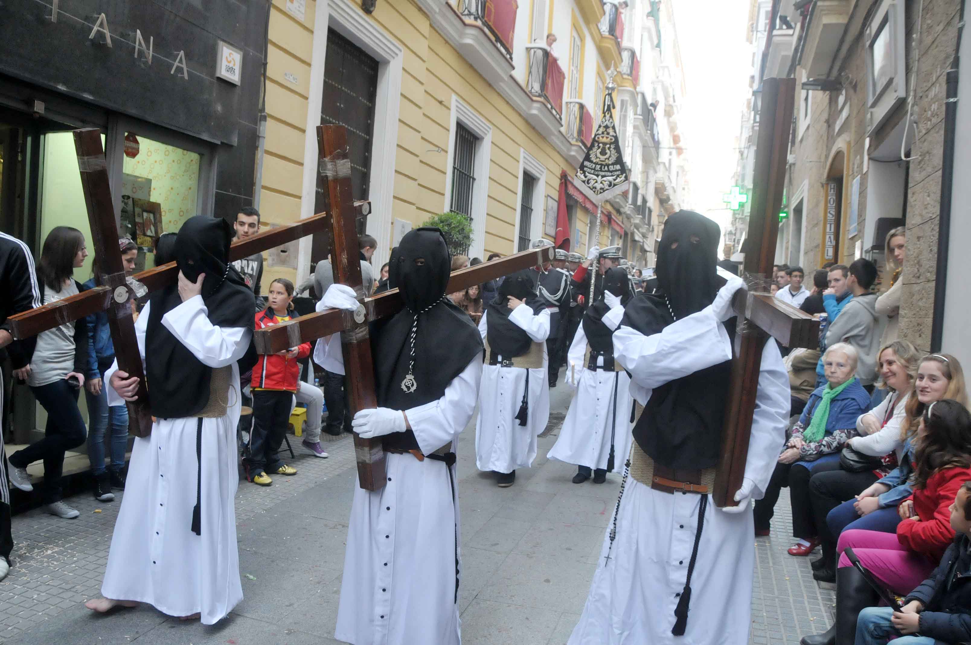 San francisco vuelve a abrir sus puertas en martes santo para la salida procesional de la universitaria hermandad de jesús caído