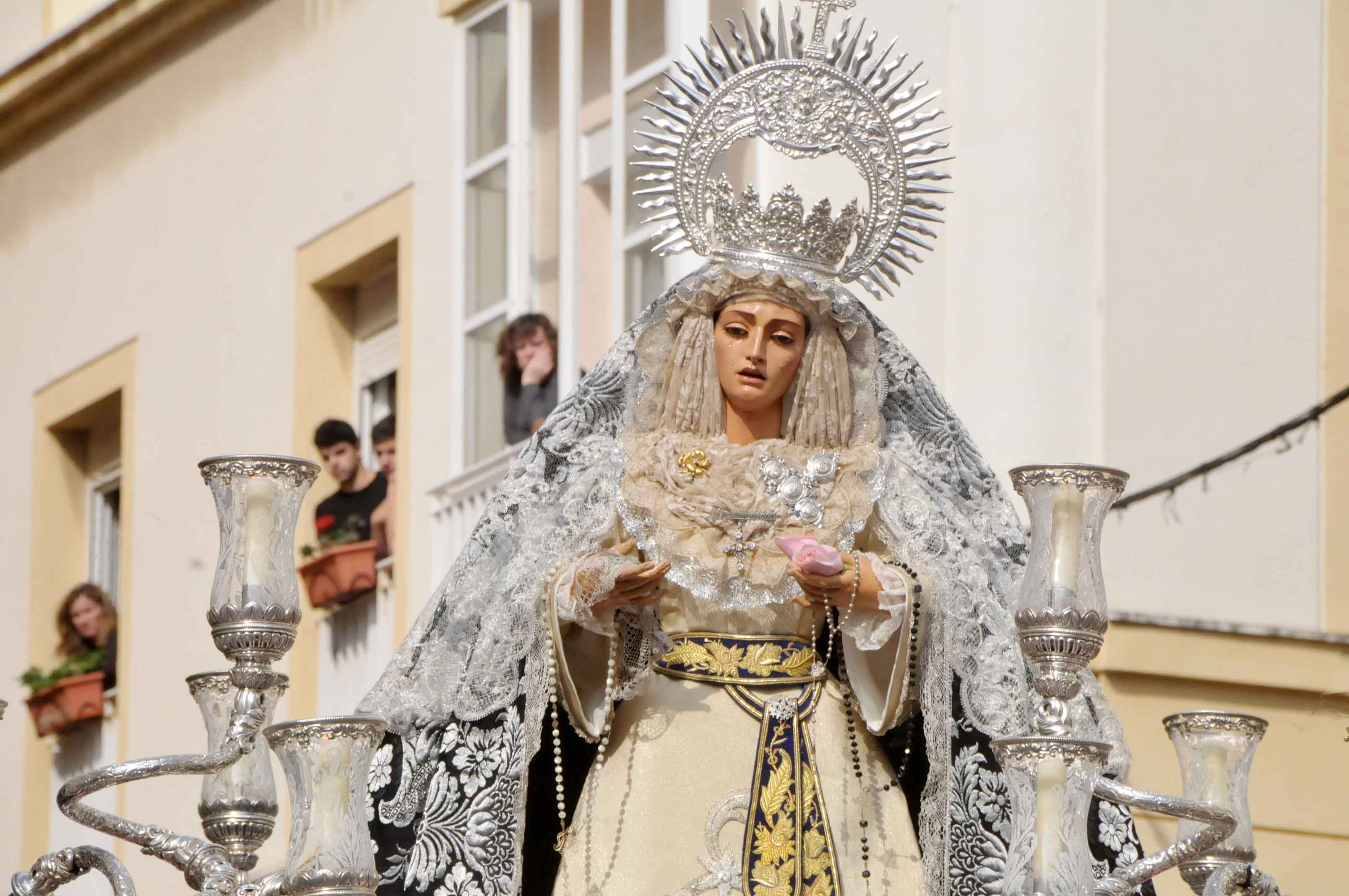 San francisco vuelve a abrir sus puertas en martes santo para la salida procesional de la universitaria hermandad de jesús caído