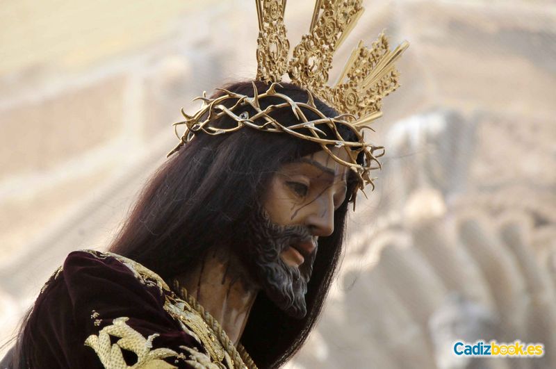 Una centenaria hermandad con la cigarrera más guapa lució todo su esplendor y la belleza de la mujer gaditana con la ancestral mantilla española