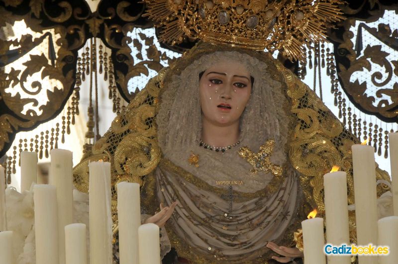 Una centenaria hermandad con la cigarrera más guapa lució todo su esplendor y la belleza de la mujer gaditana con la ancestral mantilla española
