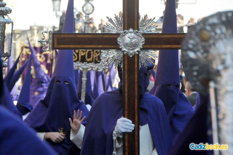 Una centenaria hermandad con la cigarrera más guapa lució todo su esplendor y la belleza de la mujer gaditana con la ancestral mantilla española