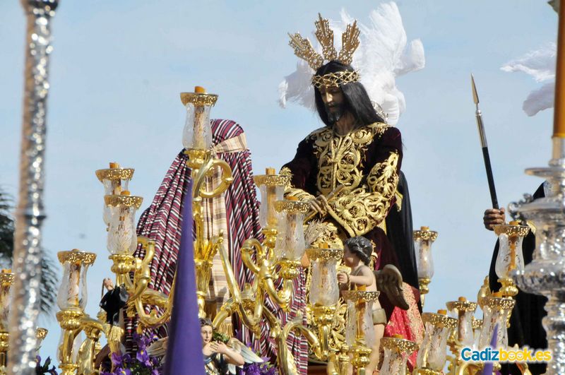 Una centenaria hermandad con la cigarrera más guapa lució todo su esplendor y la belleza de la mujer gaditana con la ancestral mantilla española