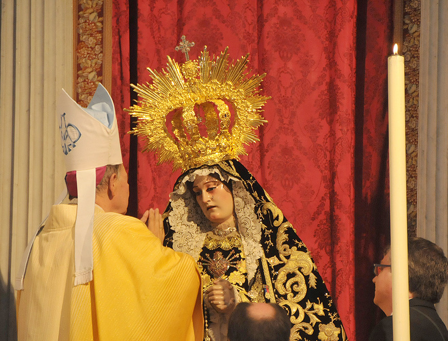 Corazón en oro y pedrería de la virgen de los dolores Corazón en oro y pedrería de la virgen de los dolores