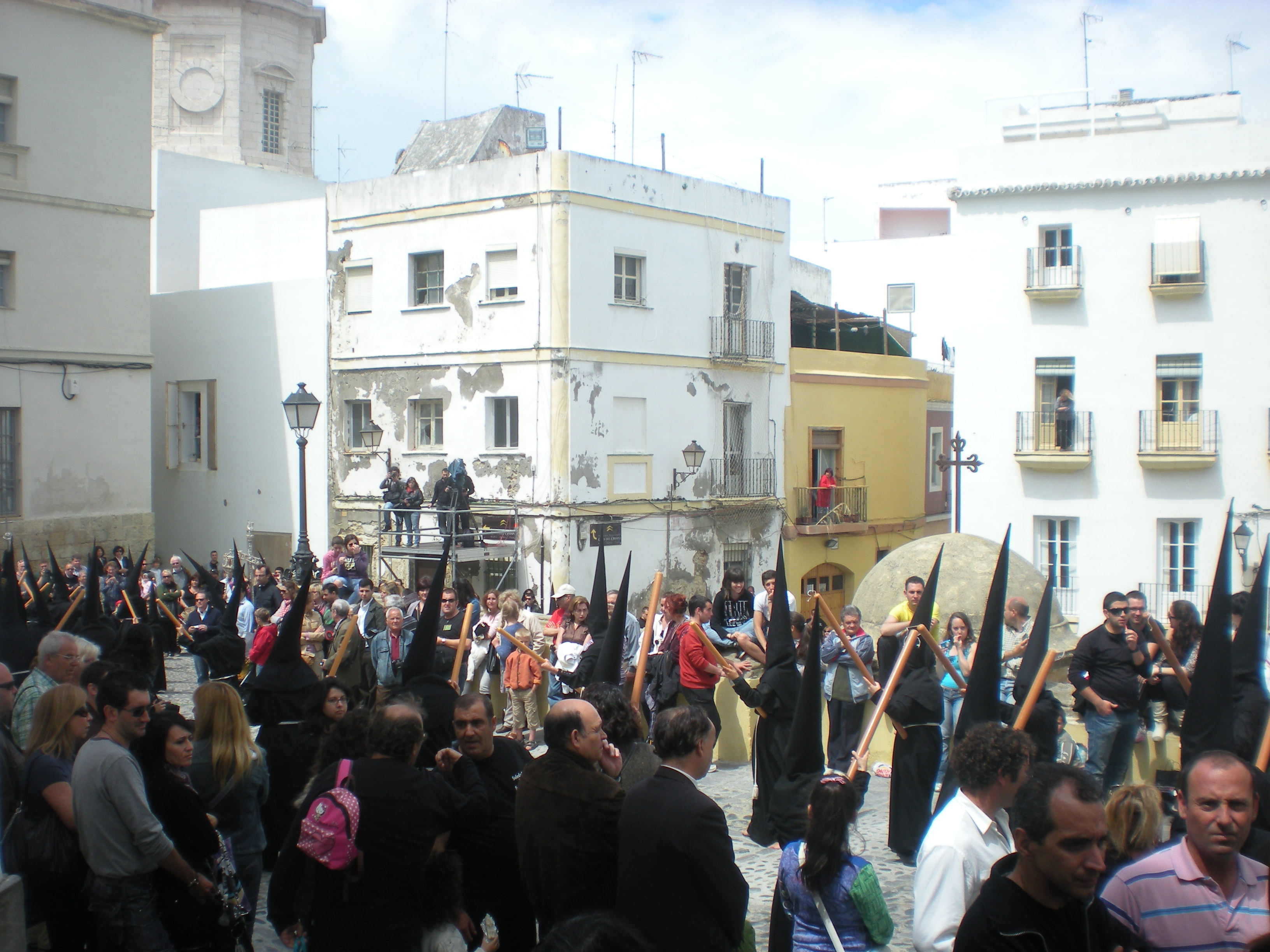 El santo entierro procesiona ya por cádiz en la tarde del sábado santo