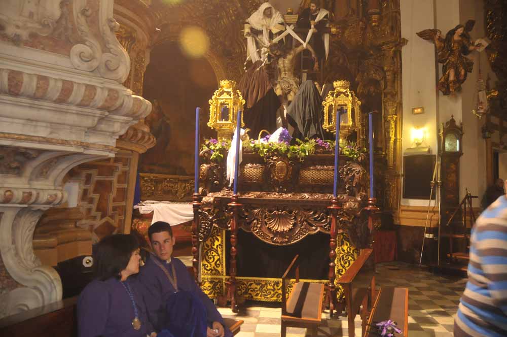 El descendimiento se queda también en "casa" y celebra un vía crucis por el interior de su sede canónica El descendimiento se queda también en "casa" y celebra un vía crucis por el interior de su sede canónica