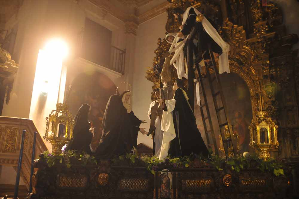 El descendimiento se queda también en "casa" y celebra un vía crucis por el interior de su sede canónica El descendimiento se queda también en "casa" y celebra un vía crucis por el interior de su sede canónica