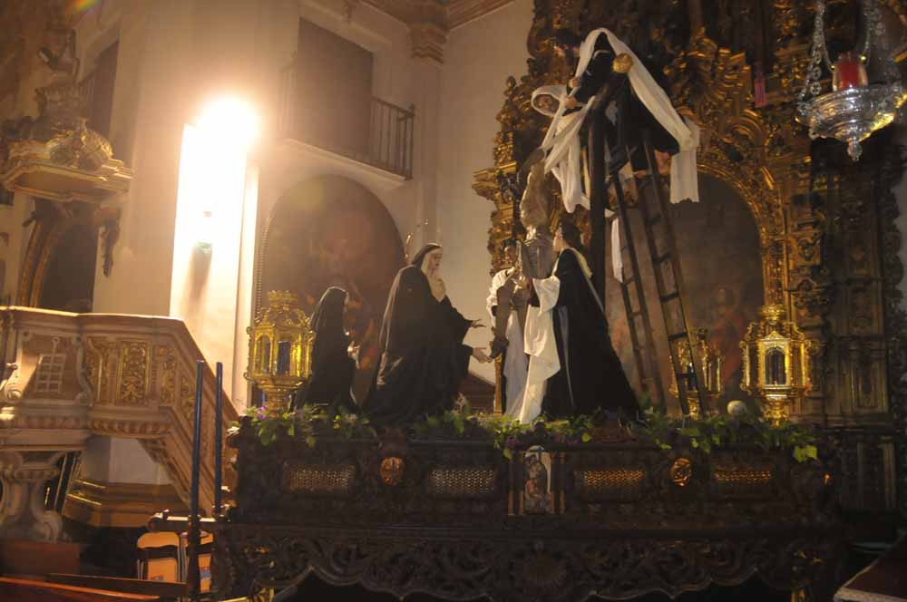 El descendimiento se queda también en "casa" y celebra un vía crucis por el interior de su sede canónica El descendimiento se queda también en "casa" y celebra un vía crucis por el interior de su sede canónica