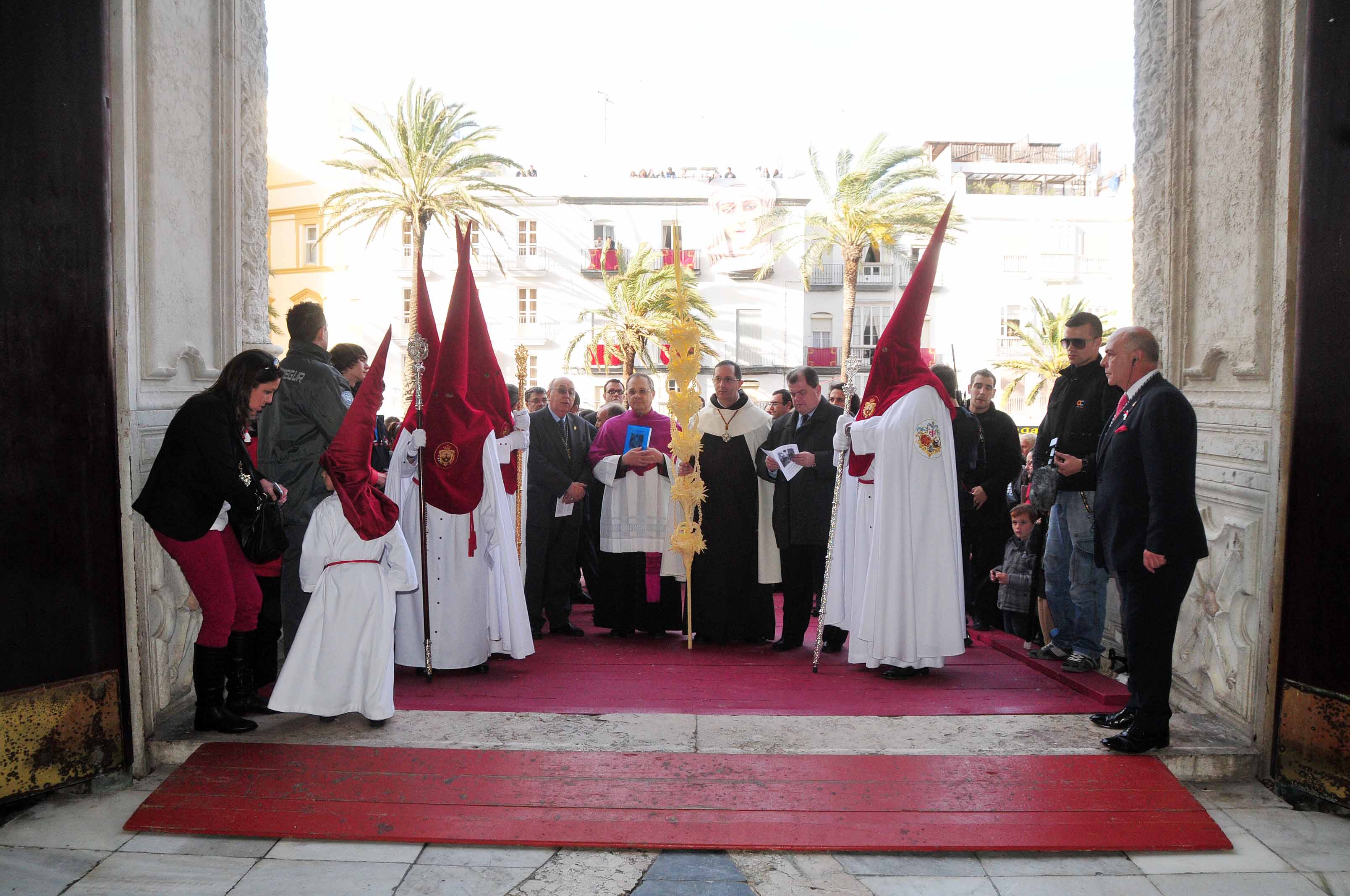 La lluvia intenta convertirse en la protagonista de un maravilloso domingo de ramos