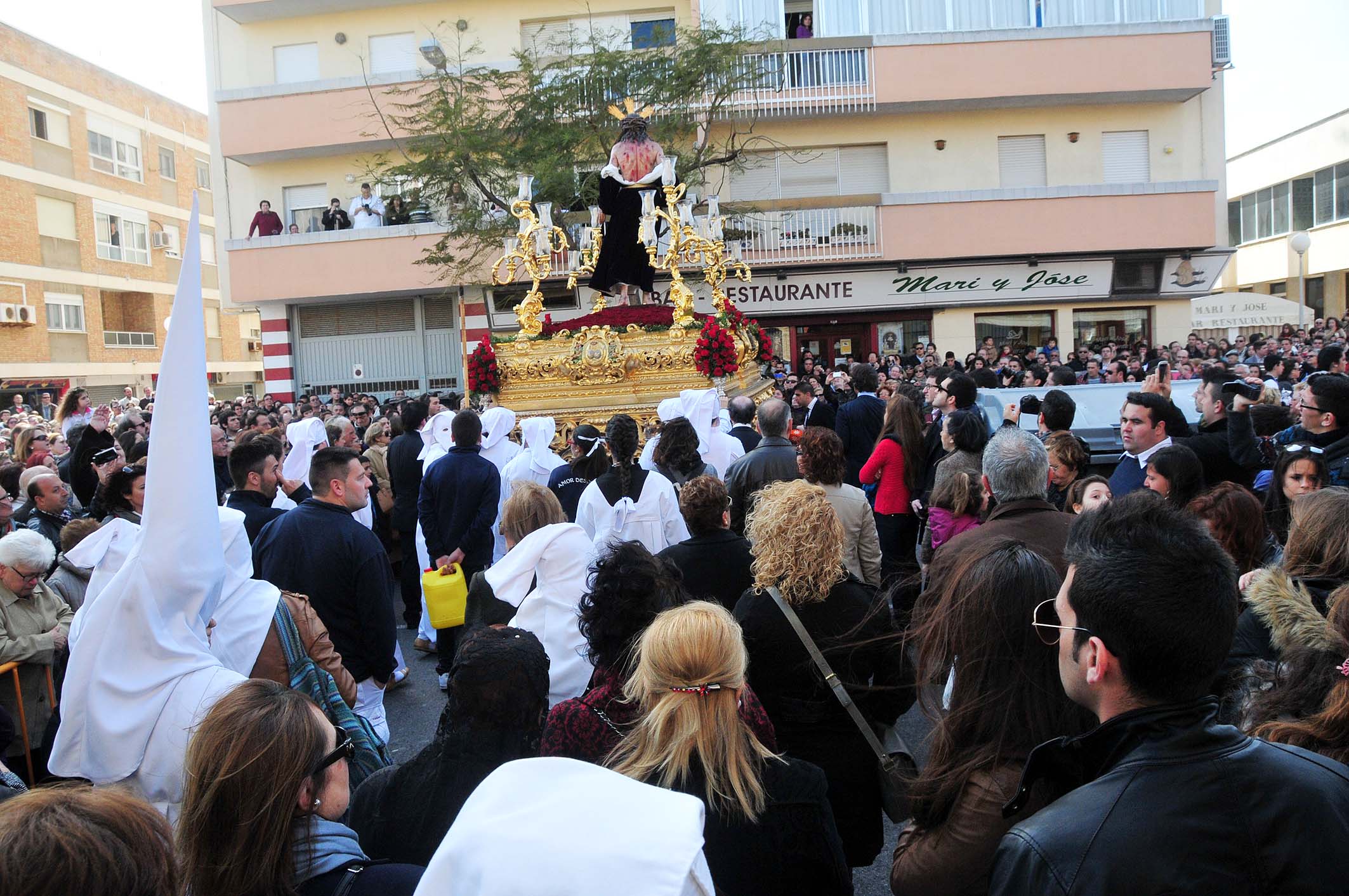 La lluvia intenta convertirse en la protagonista de un maravilloso domingo de ramos