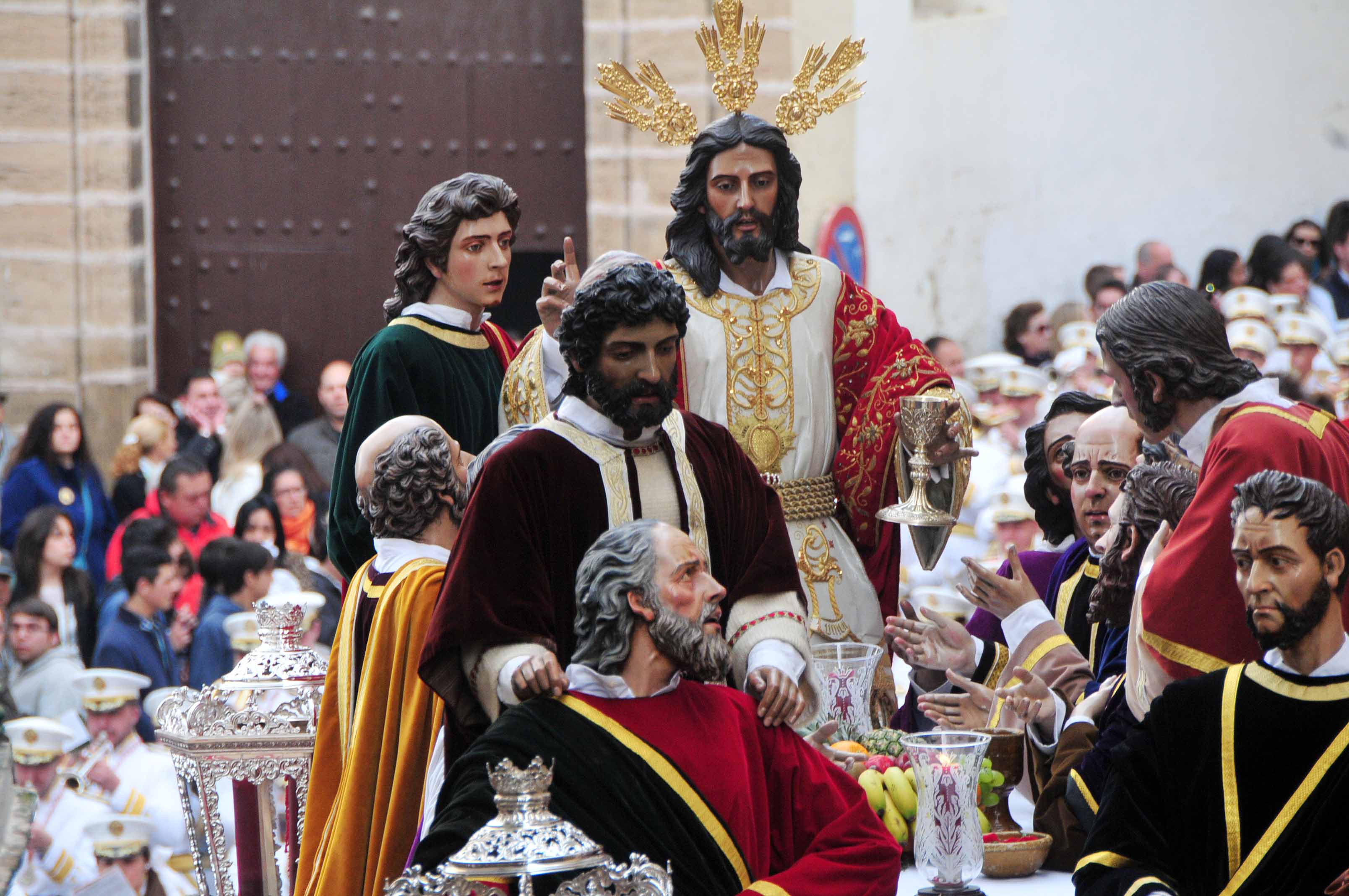 La lluvia intenta convertirse en la protagonista de un maravilloso domingo de ramos