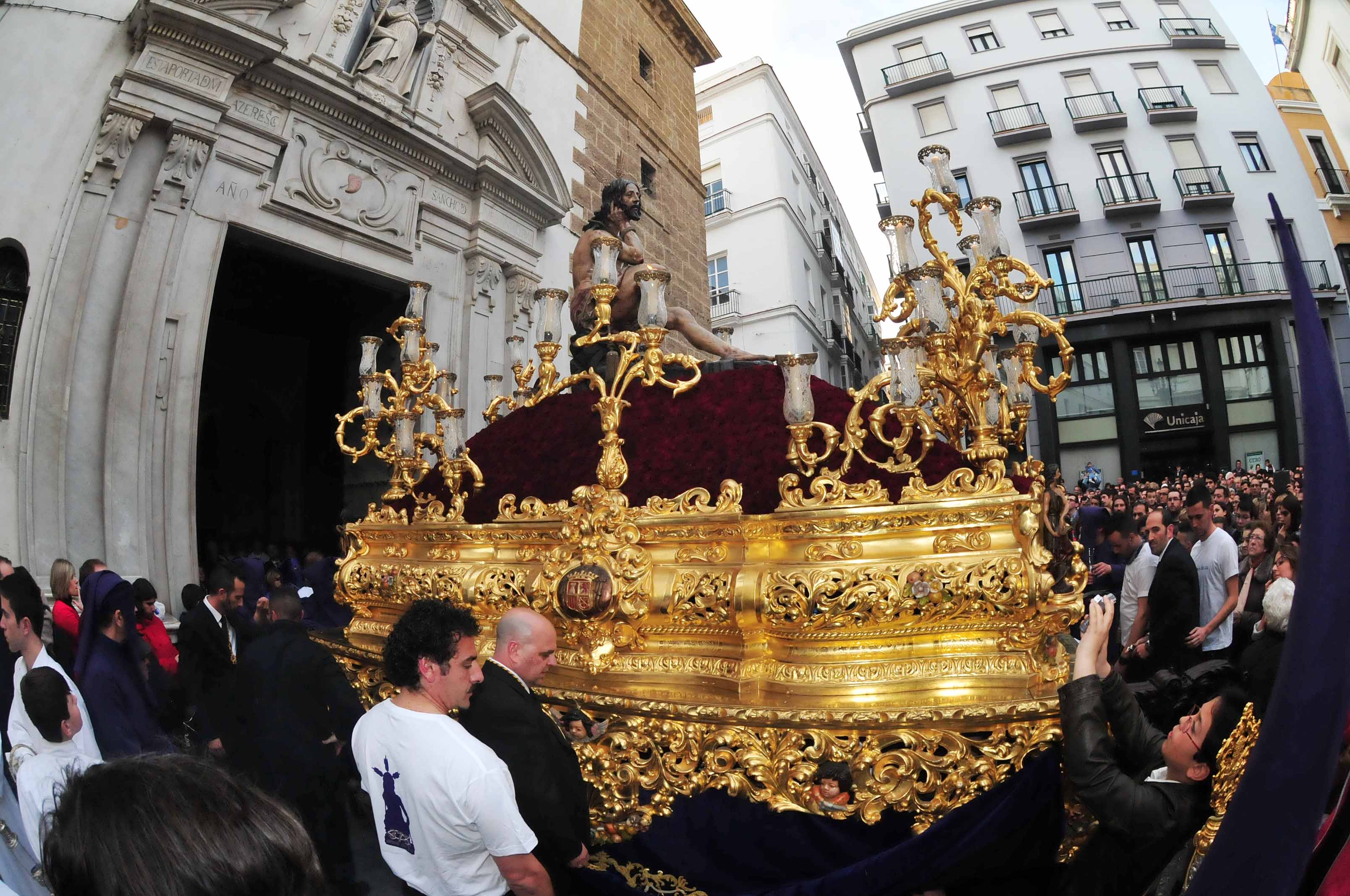 La lluvia intenta convertirse en la protagonista de un maravilloso domingo de ramos