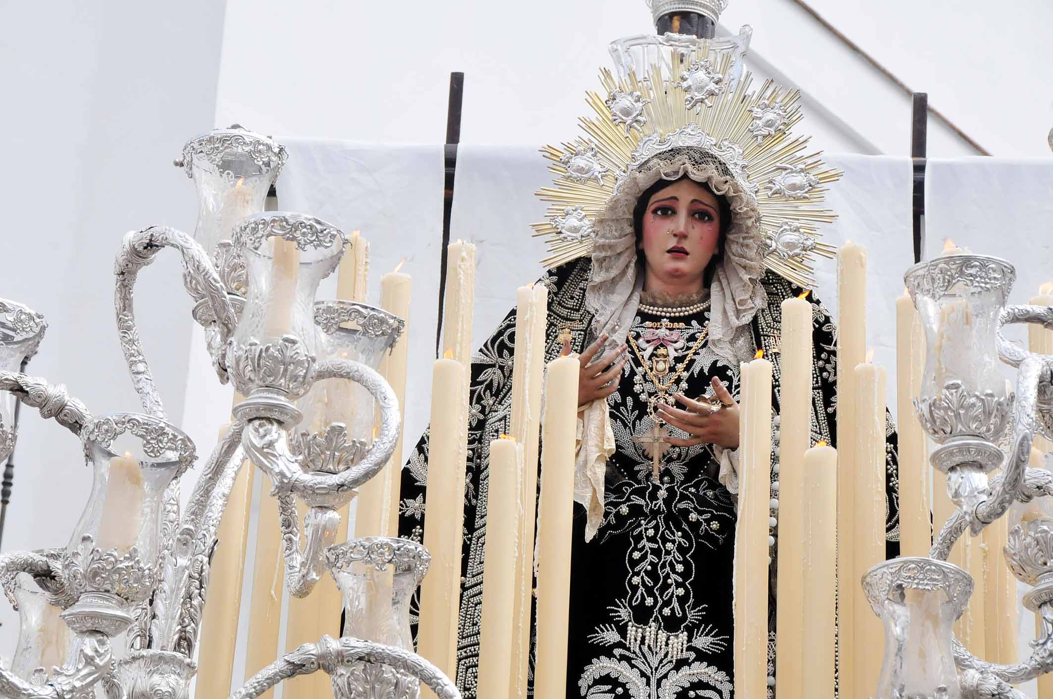 Manto y saya de perlas de nuestra señora de la soledad Manto y saya de perlas de nuestra señora de la soledad
