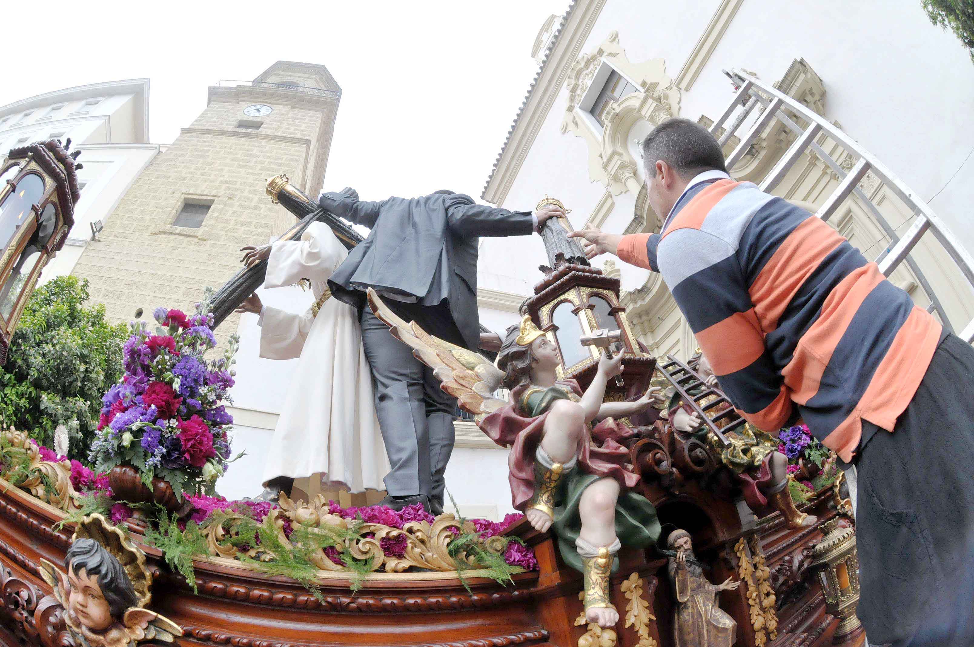 San francisco abrió sus puertas por primera vez el lunes santo para dar la salida a la seráfica corporación que procesiona al nazareno blanco