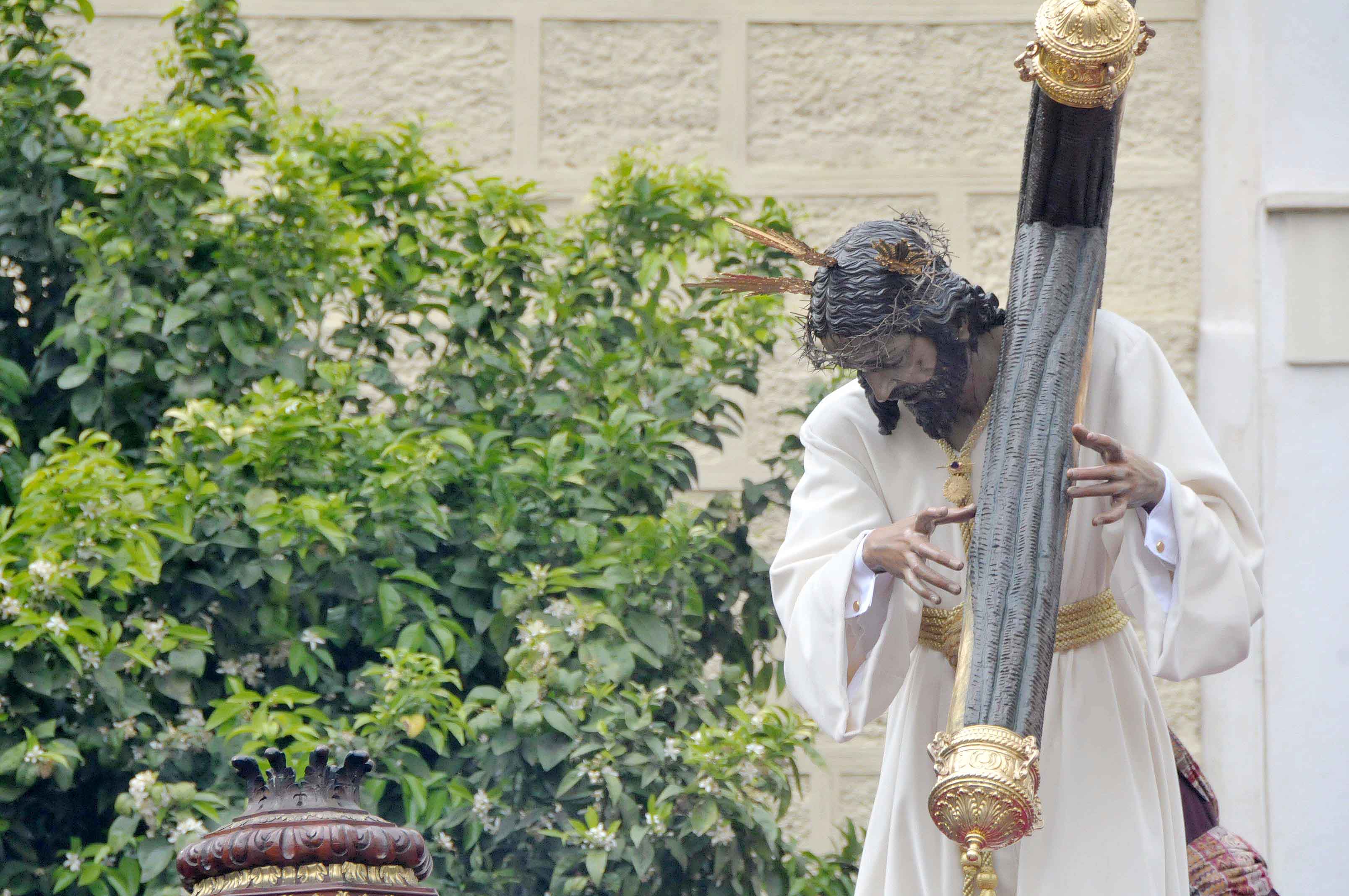 San francisco abrió sus puertas por primera vez el lunes santo para dar la salida a la seráfica corporación que procesiona al nazareno blanco