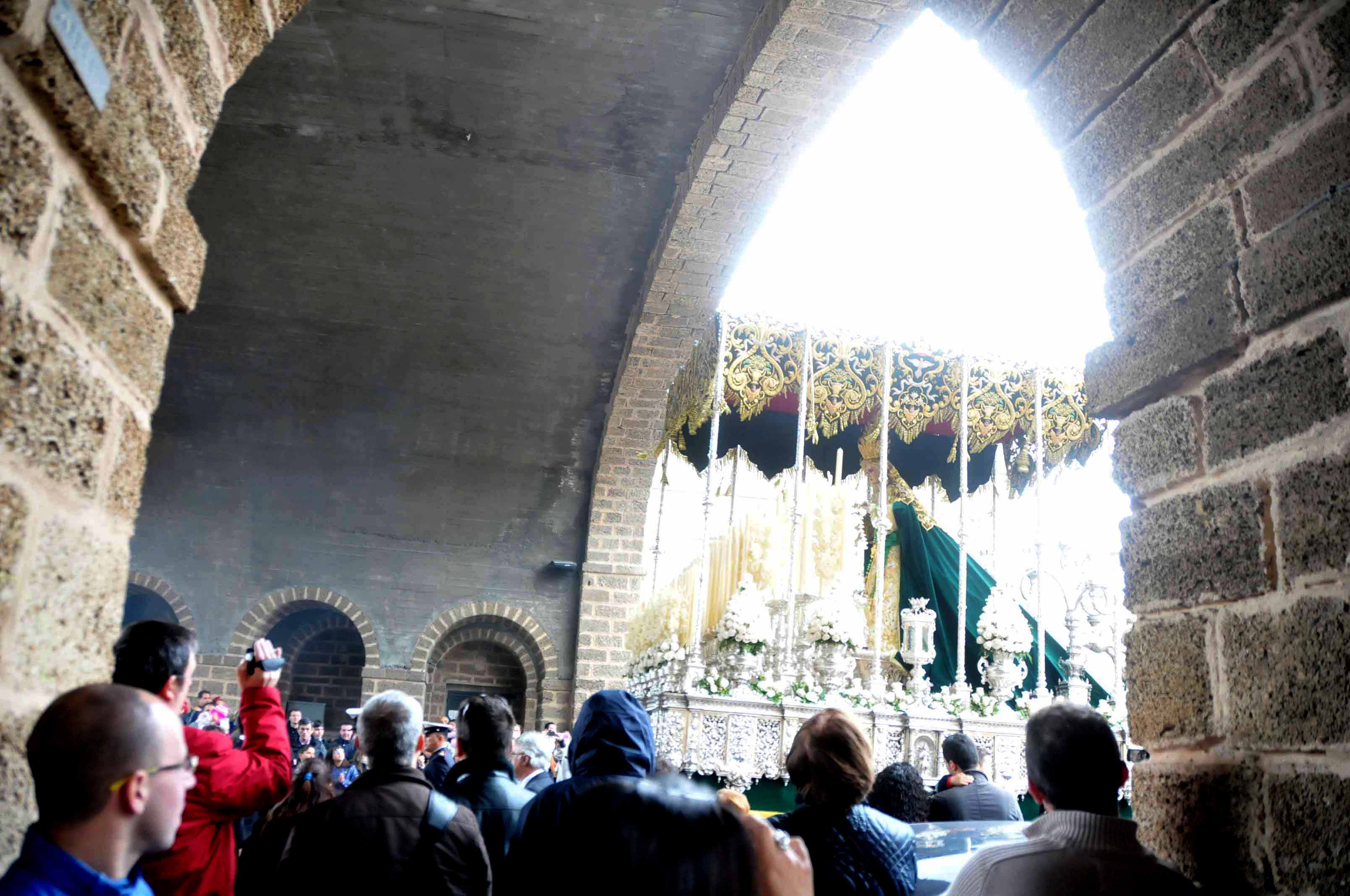 El huerto salió de su capilla y tuvo que refugiarse bajo los arcos de las puertas de tierra hasta que regresó a su sede y el nazareno no sale tampoco este año