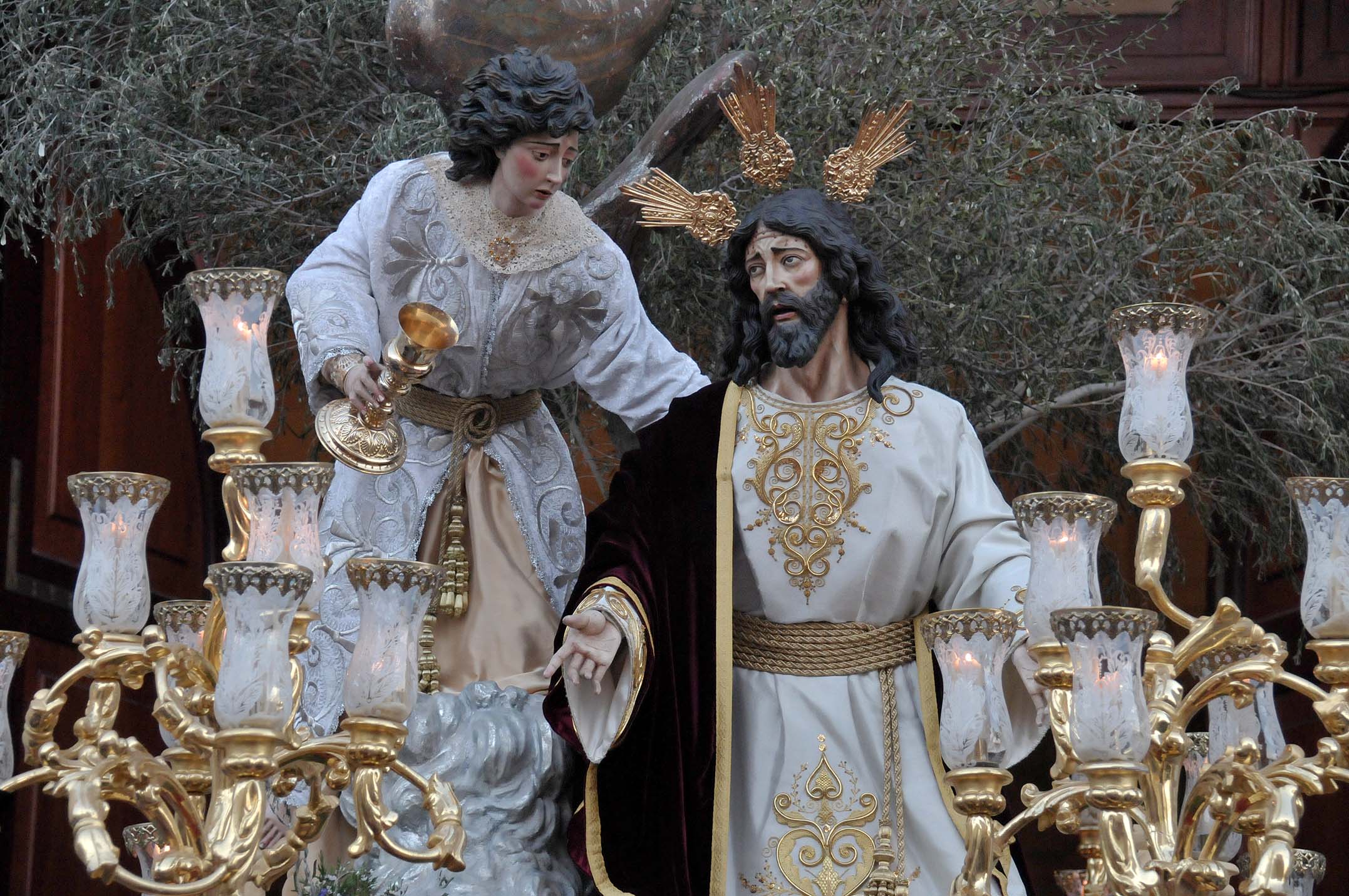 Encuentro de jesús orando en el huerto y la señora de gracia y esperanza junto a la iglesia de san severiano Encuentro de jesús orando en el huerto y la señora de gracia y esperanza junto a la iglesia de san severiano