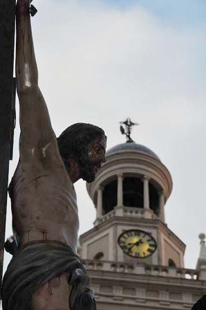 Solo la sed procesiona en un viernes santo huérfano de hermandades Solo la sed procesiona en un viernes santo huérfano de hermandades