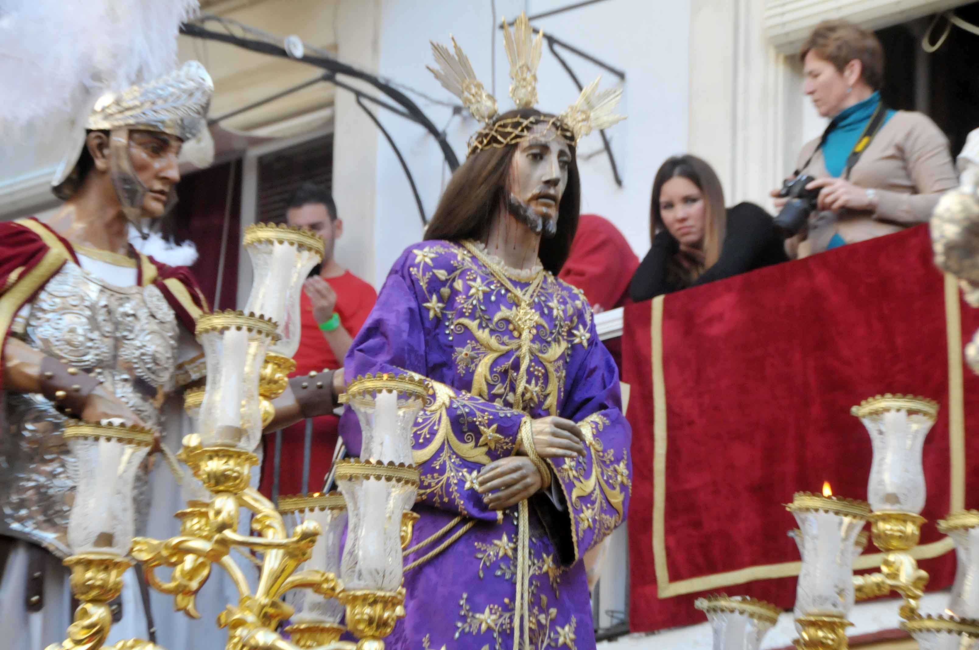 El barrio de santa maría no convive con el señor de la sentencia y su madre del buen fin cuando salen en procesión, solamente siete horas al año El barrio de santa maría no convive con el señor de la sentencia y su madre del buen fin cuando salen en procesión, solamente siete horas al año