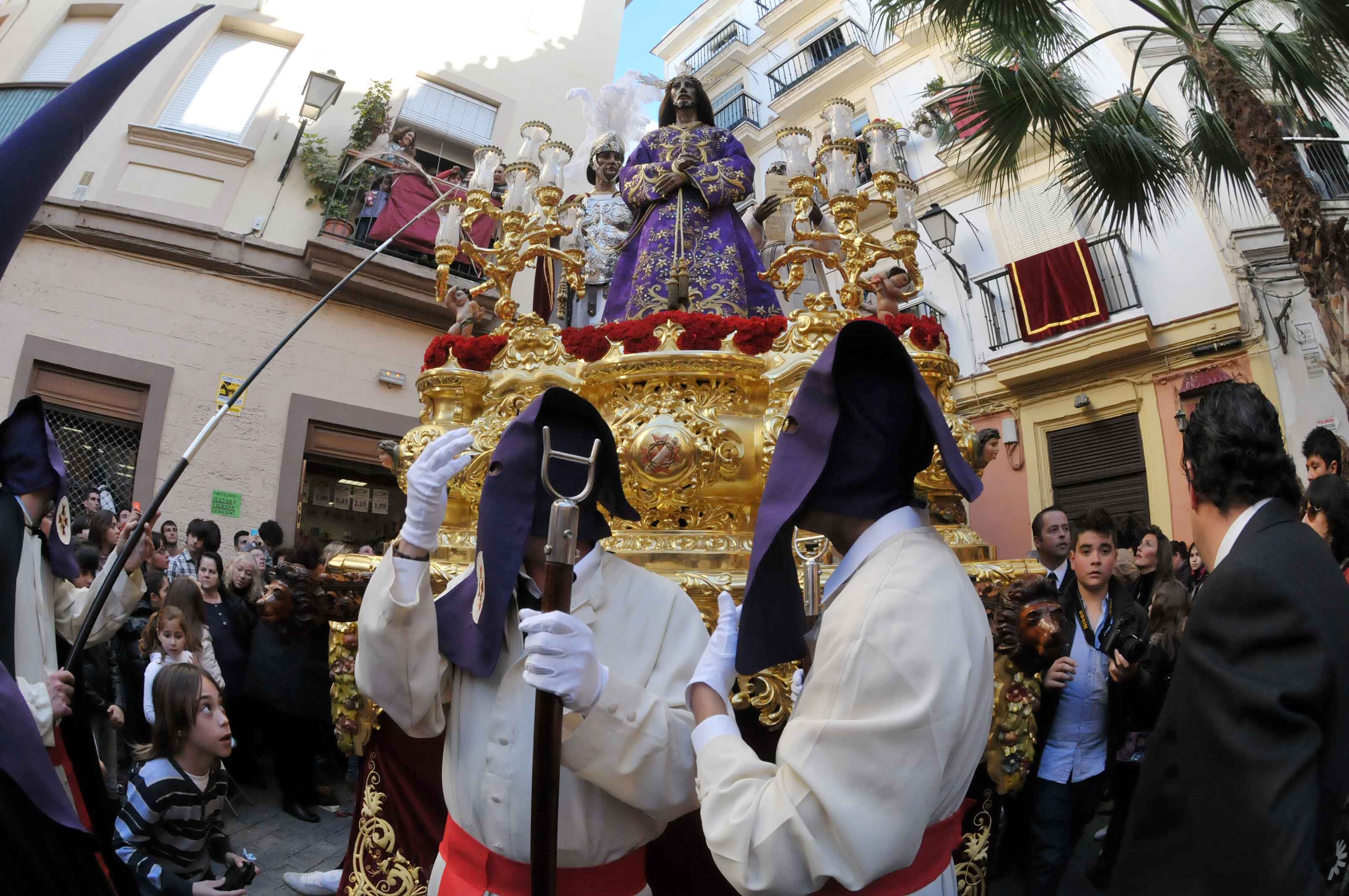 El barrio de santa maría no convive con el señor de la sentencia y su madre del buen fin cuando salen en procesión, solamente siete horas al año El barrio de santa maría no convive con el señor de la sentencia y su madre del buen fin cuando salen en procesión, solamente siete horas al año