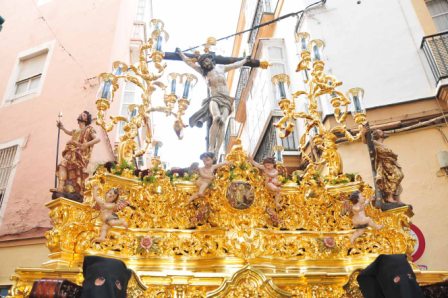 El señor cierra sus ojos ante la soledad de su madre