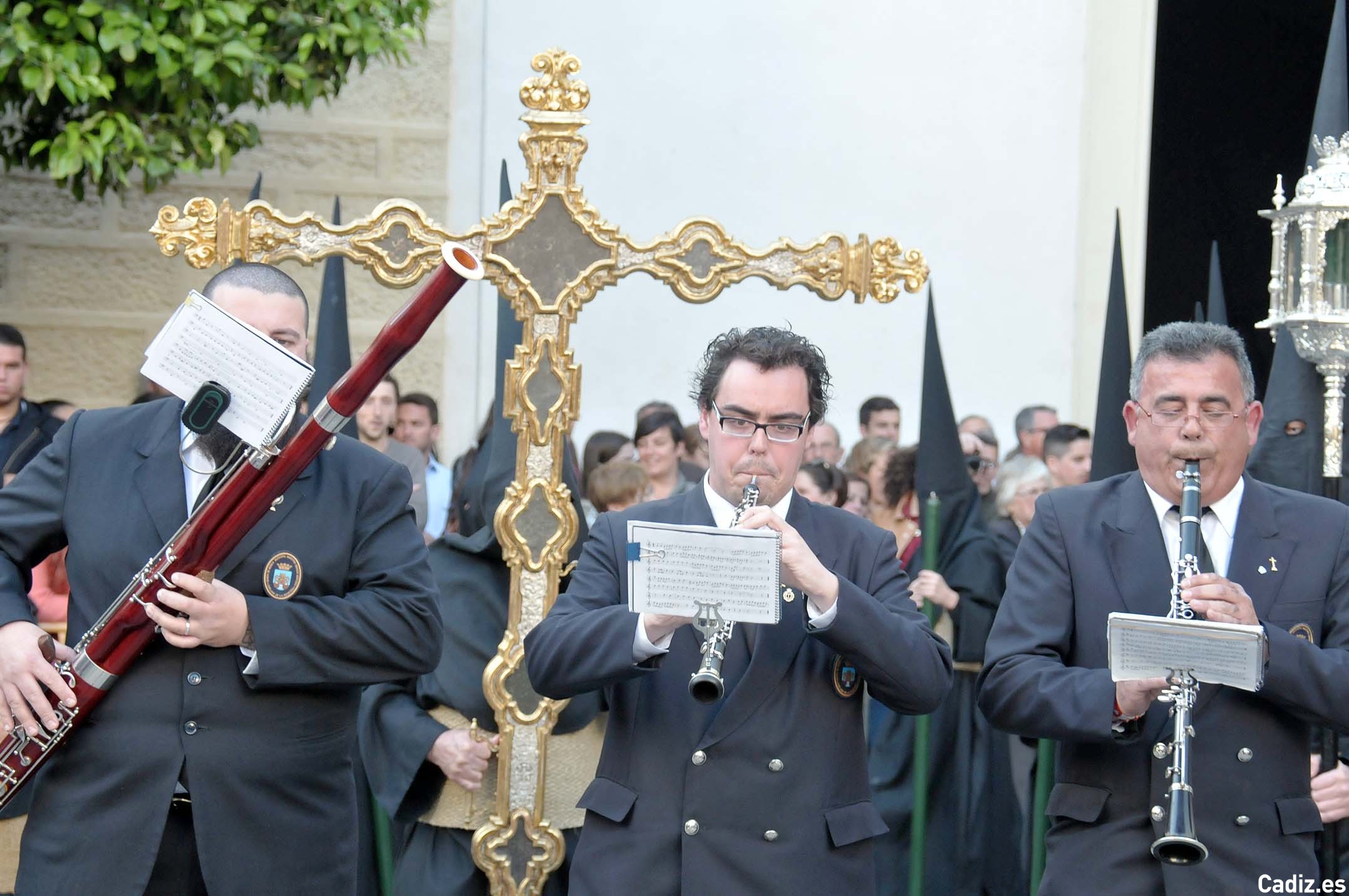 La soledad a los pies de la cruz en el lunes santo