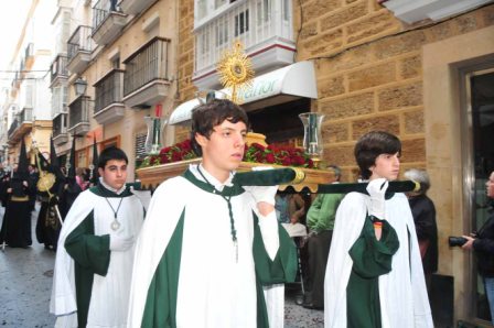 El señor cierra sus ojos ante la soledad de su madre