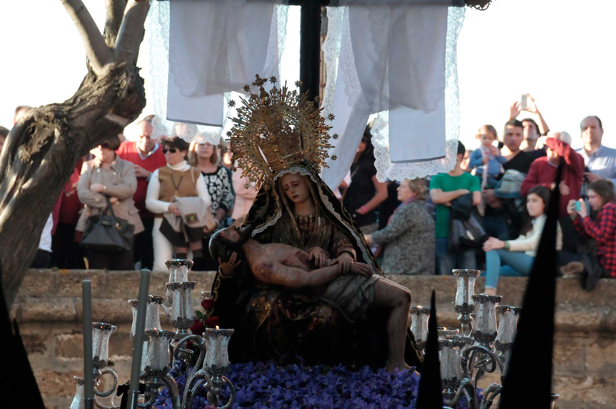 Junto a maría en el dolor de su soledad