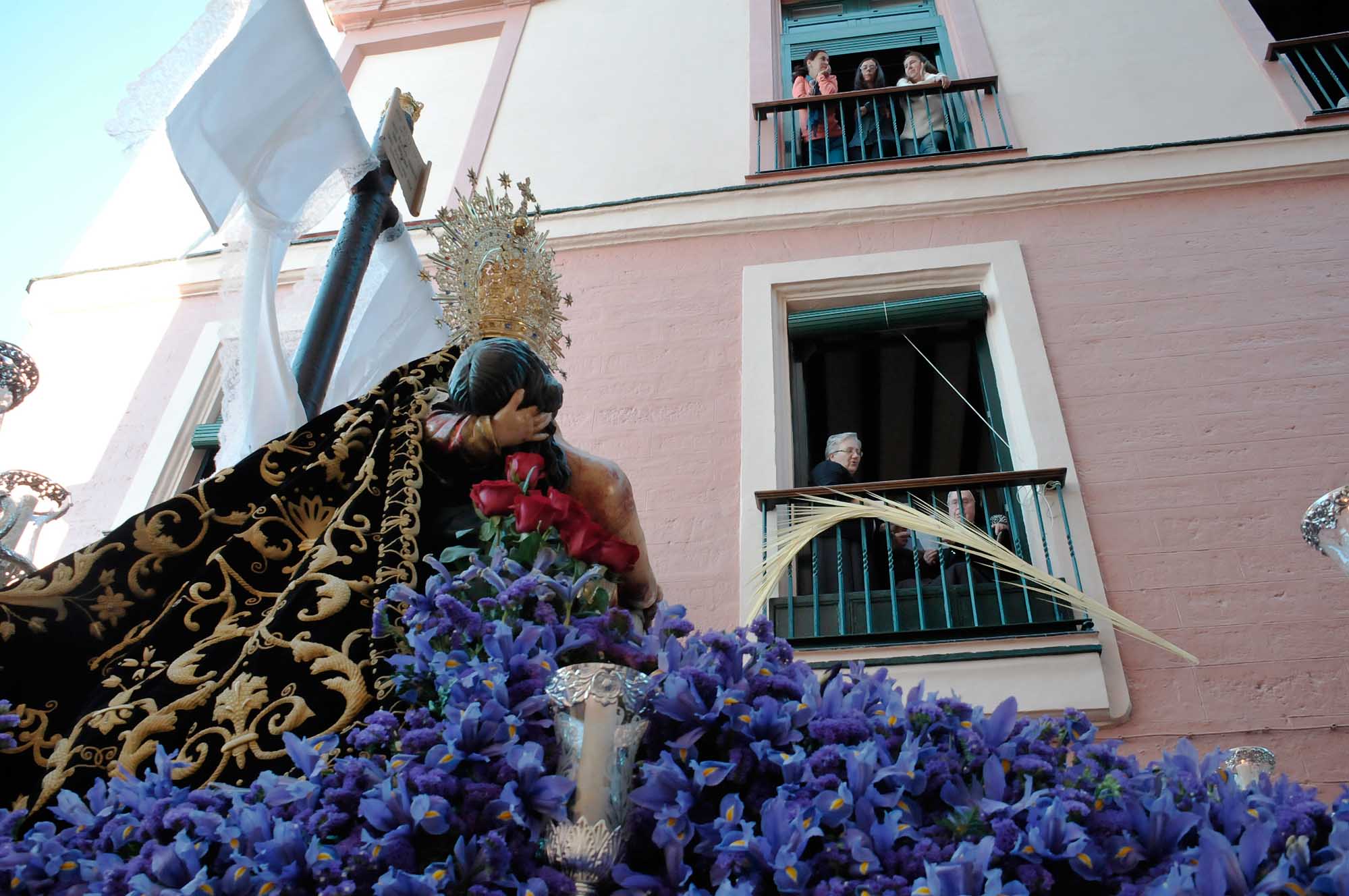 Junto a maría en el dolor de su soledad