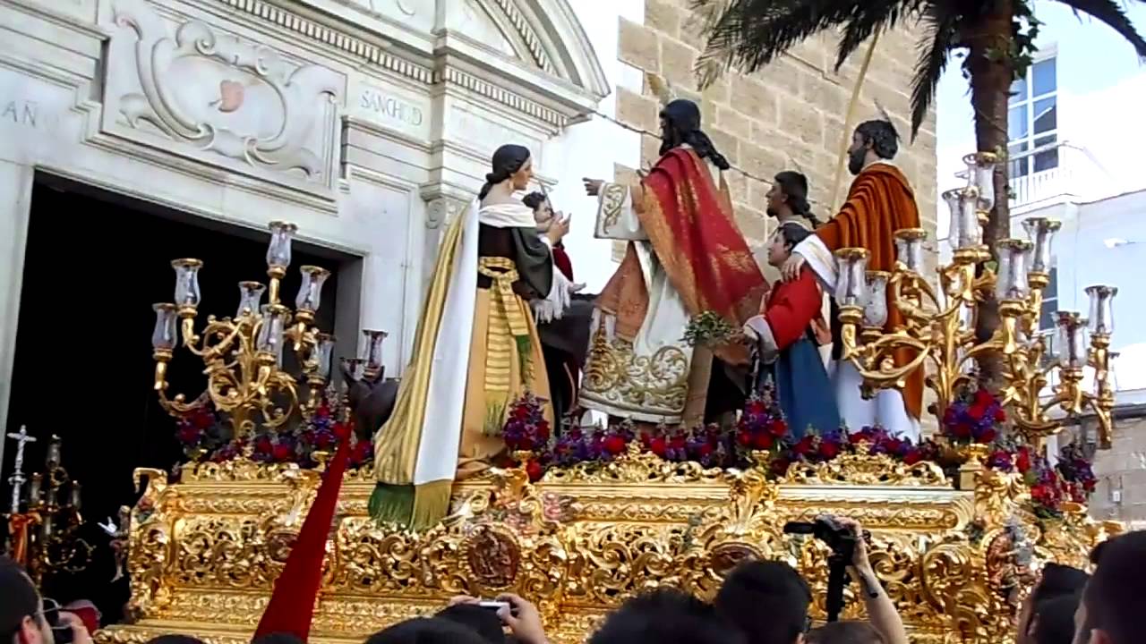 El paso de la hermandad de la paz por la iglesia de san agustín