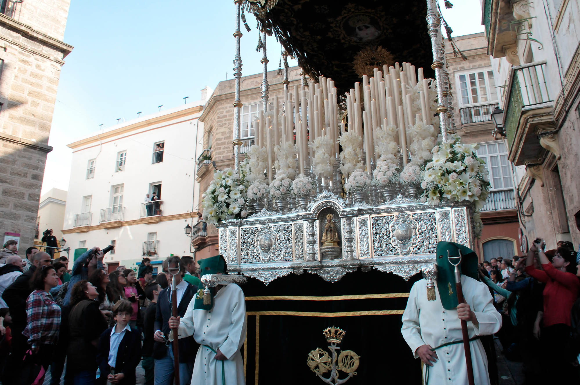 Ofrenda floral a las puertas de la antigua fábrica de tabacos a la cofradía de cigarreras