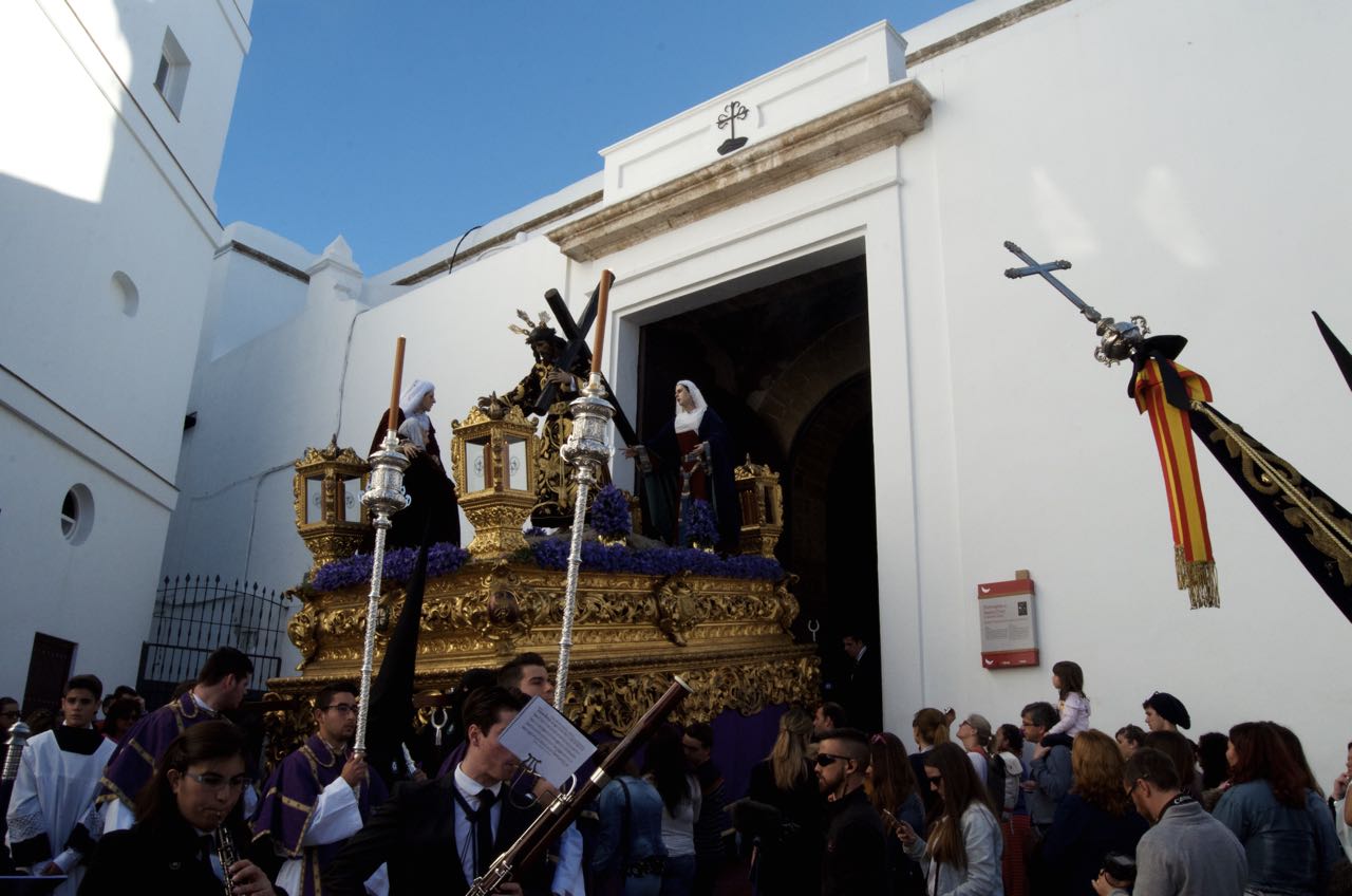 La primavera envuelve un martes santo lleno de encanto y devoción