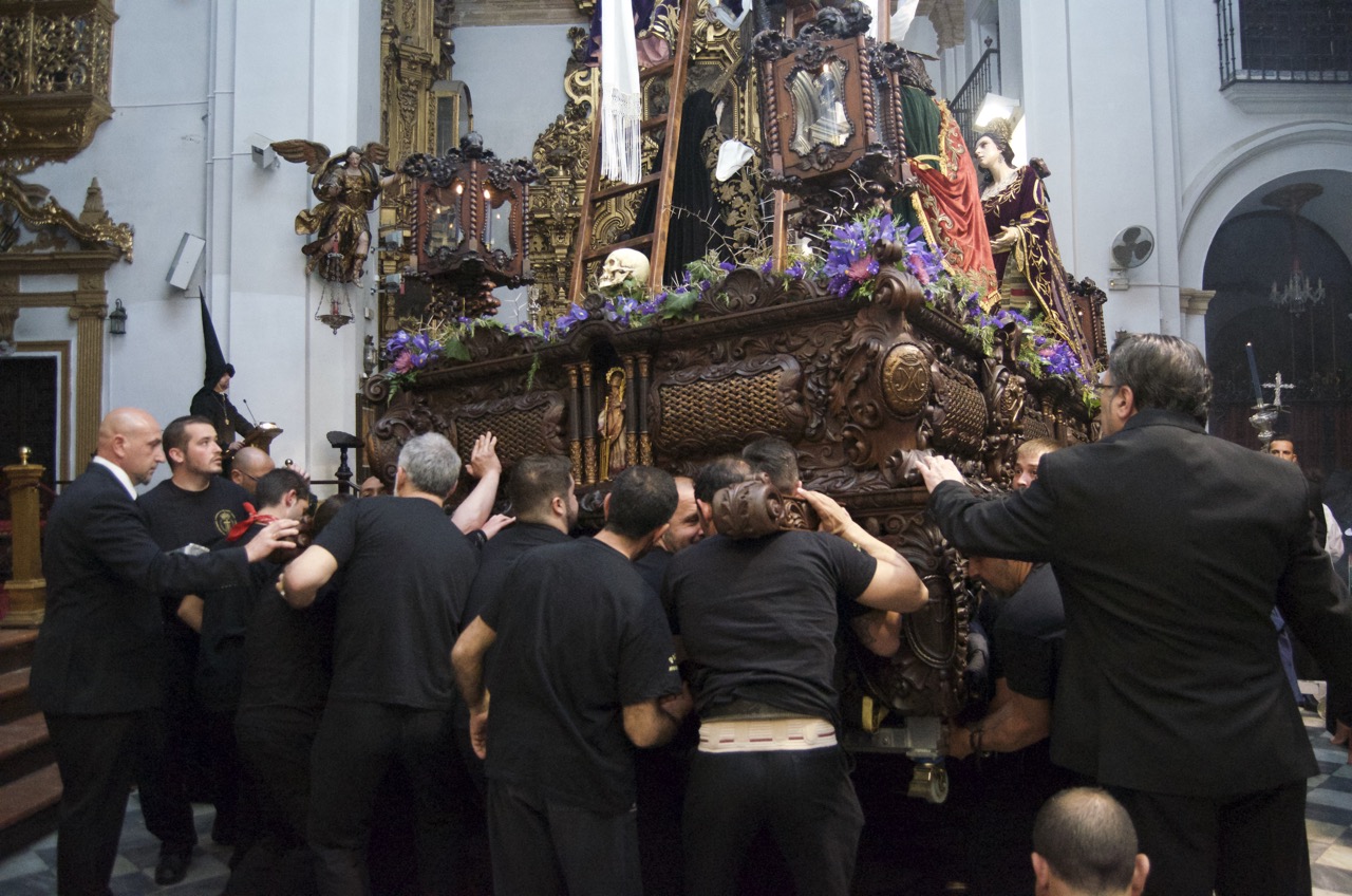 Silencio para jesús descendido sin vida de la cruz en la madrugada