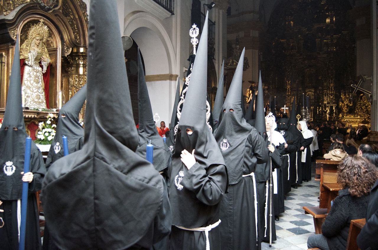 Silencio para jesús descendido sin vida de la cruz en la madrugada