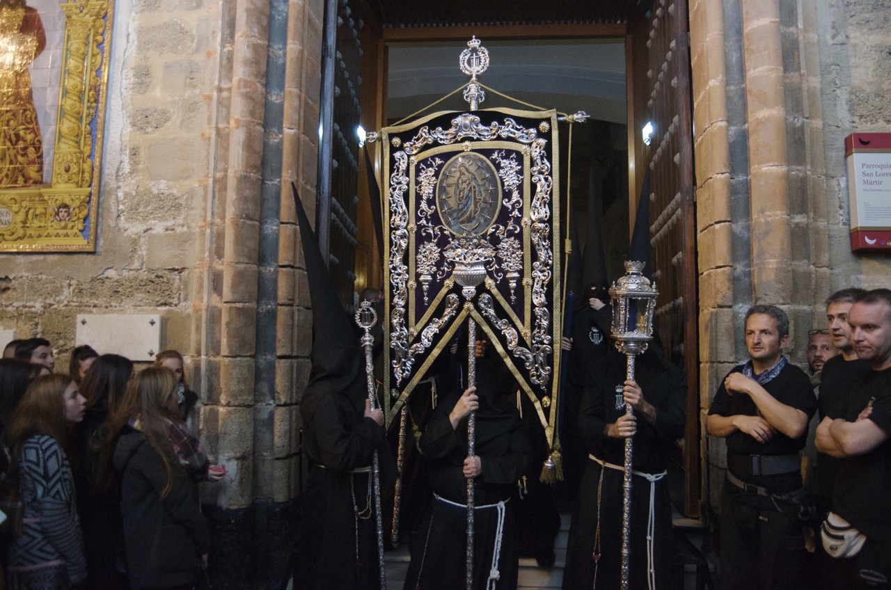 Silencio para jesús descendido sin vida de la cruz en la madrugada