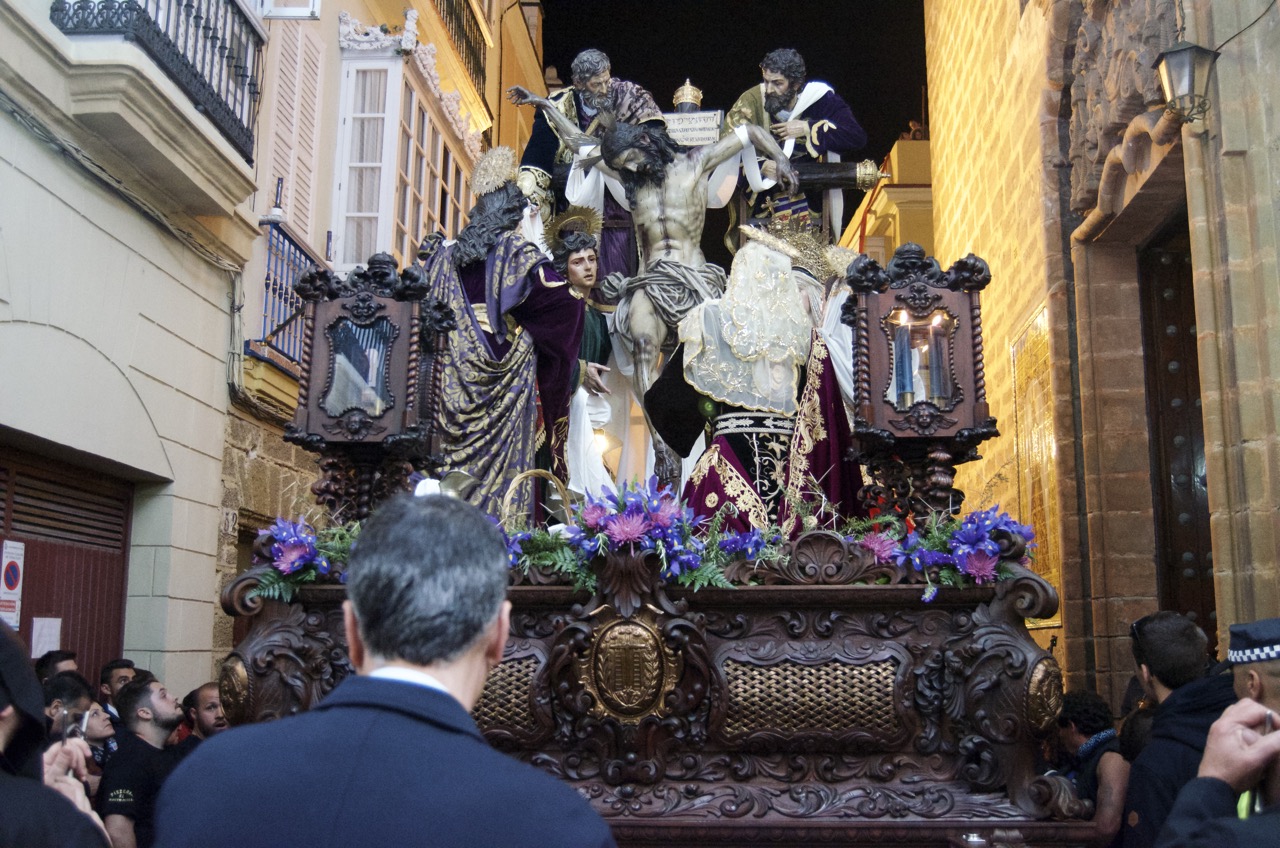 Silencio para jesús descendido sin vida de la cruz en la madrugada