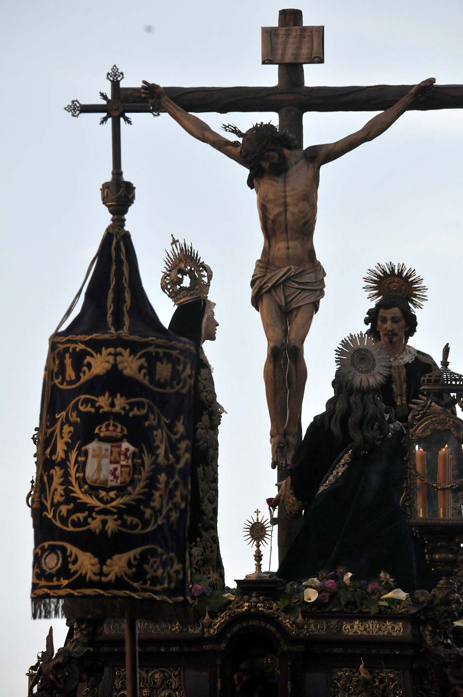 Entrada en la plaza de la catedral en el regreso a santiago de la cofradía de piedad