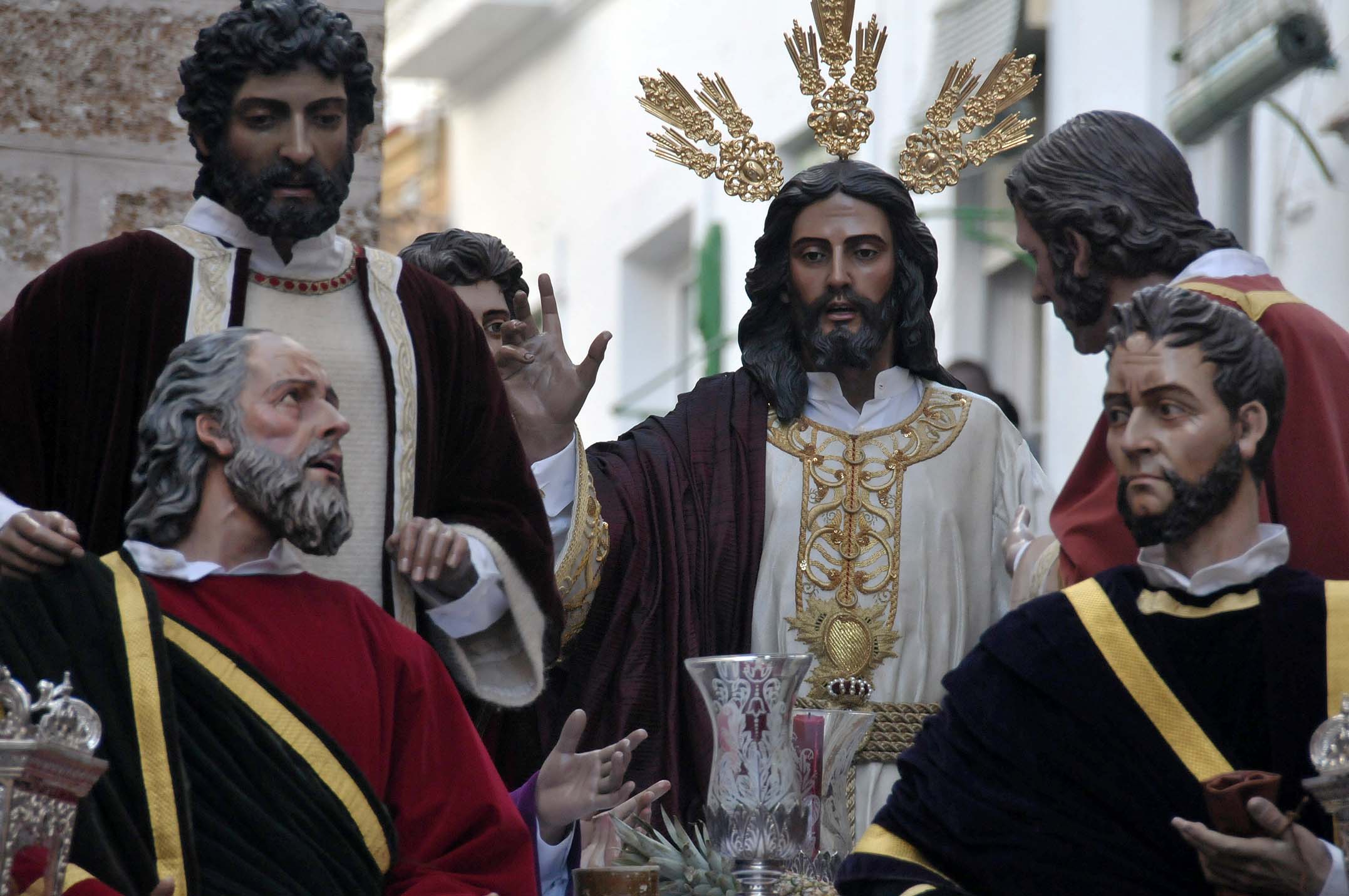 Detalles de la mesa que comparte jesús del milagro con los doce apóstoles