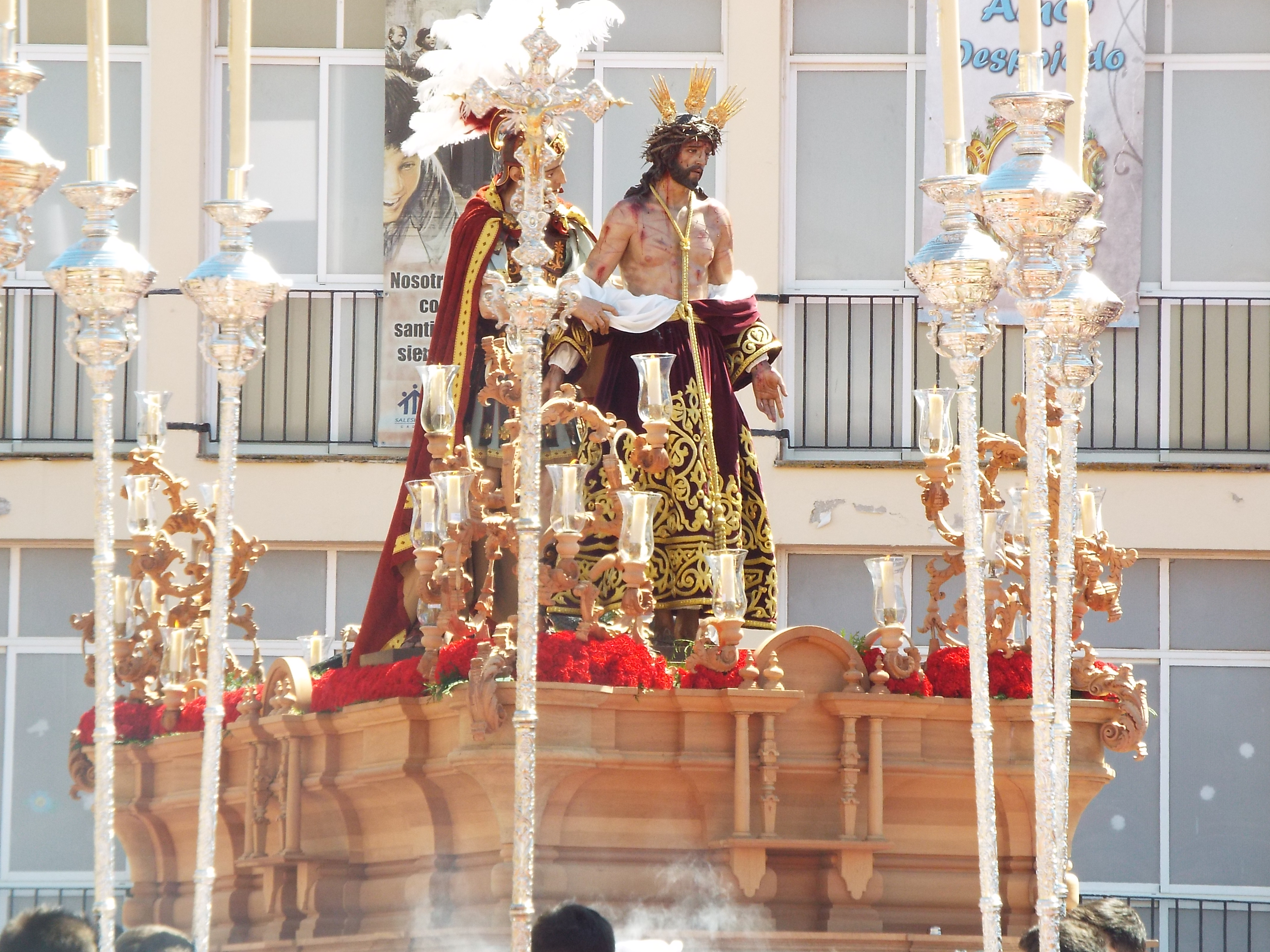 Una gran multitud se da cita en salesianos para acompañar a jesús despojado